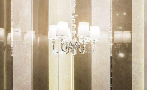 LAMPA WISZĄCA SCARLET klasyczna z białymi kloszami i szklanymi kryształami mała, elegancka