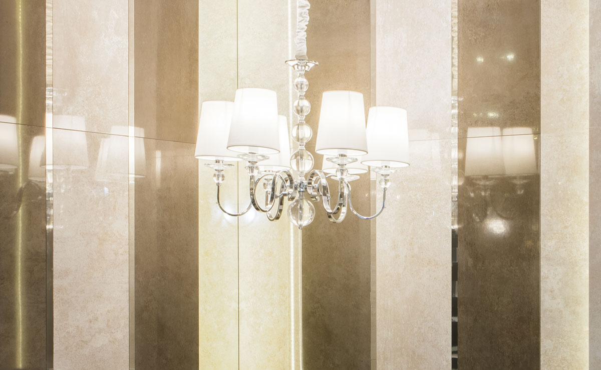 LAMPA WISZĄCA SCARLET klasyczna z białymi kloszami i szklanymi kryształami mała LAMPA WISZĄCA SCARLET klasyczna z białymi kloszami i szklanymi kryształami mała, elegancka