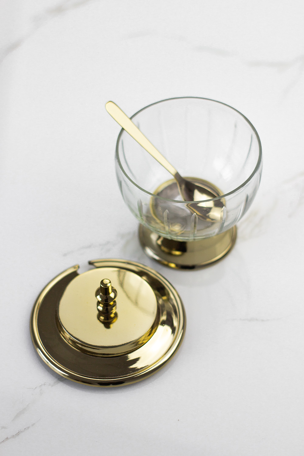 CUKIERNICZKA z łyżeczką szklana ze złotą pokrywką glamour, piękna CUKIERNICZKA z łyżeczką szklana ze złotą pokrywką glamour, piękna