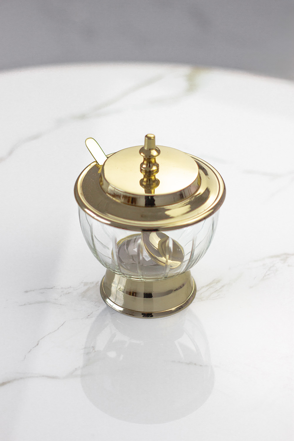 CUKIERNICZKA z łyżeczką szklana ze złotą pokrywką glamour CUKIERNICZKA z łyżeczką szklana ze złotą pokrywką glamour