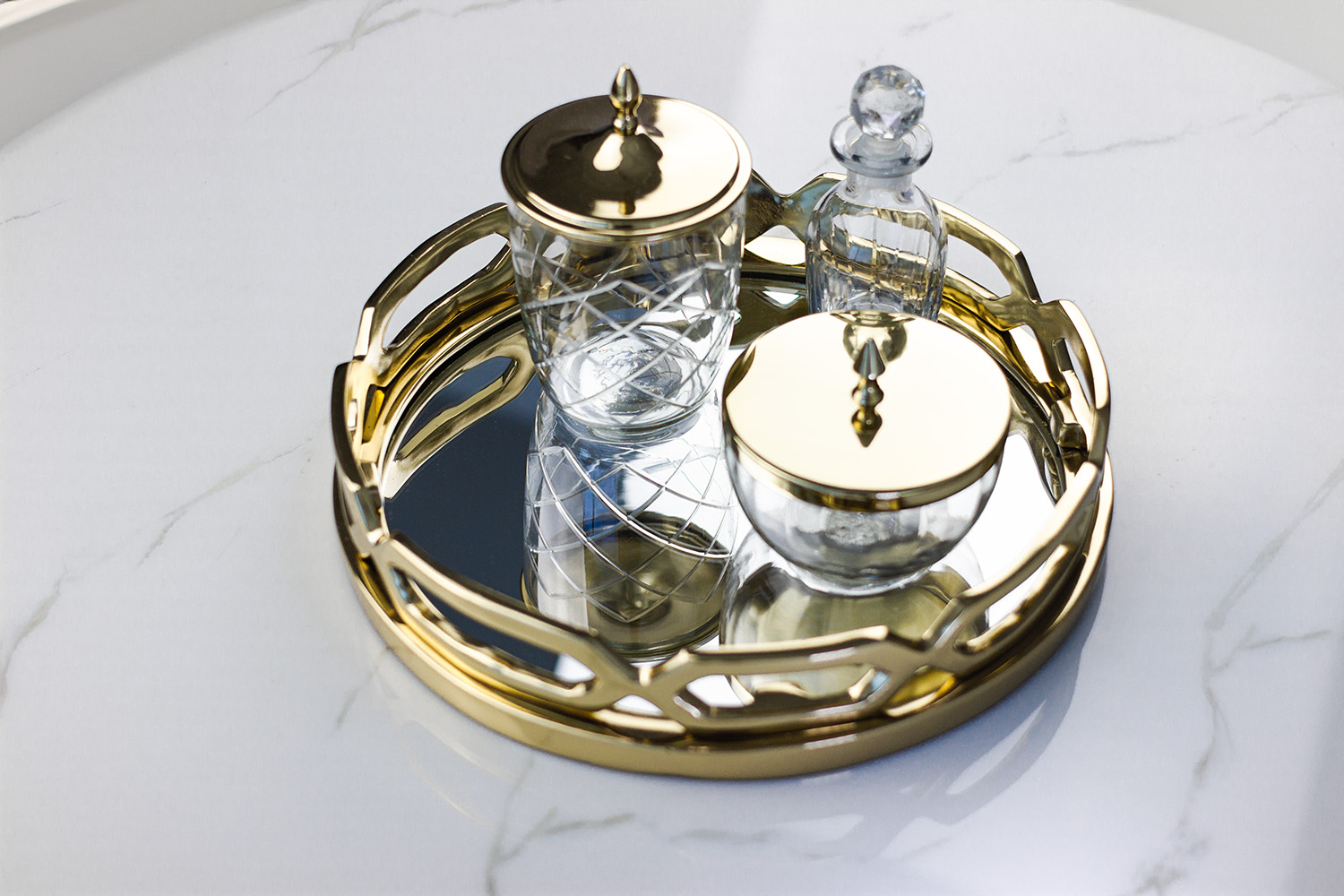 TACA z lustrzanym dnem i złotym wykończeniem styl glamour, piękna