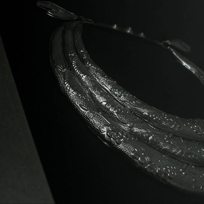 OBRAZ PRZESTRZENNY NECKLESS srebrny naszyjnik w grubej metalowej ramie styl nowoczesnywer2b