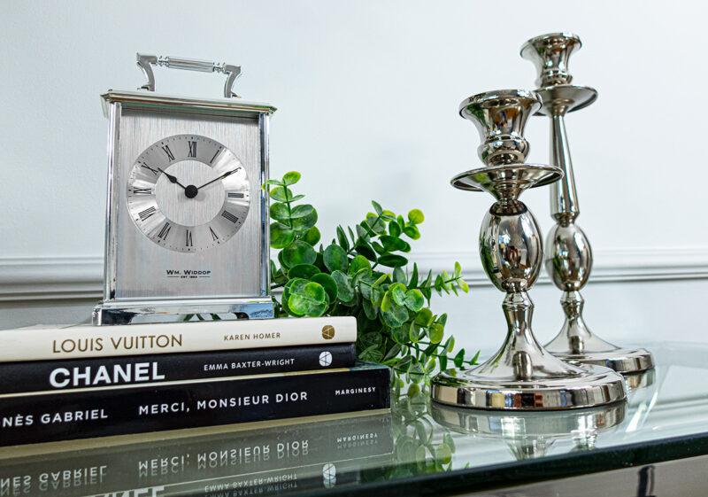 ZEGAR STOJĄCY z rączką srebrny klasyczny