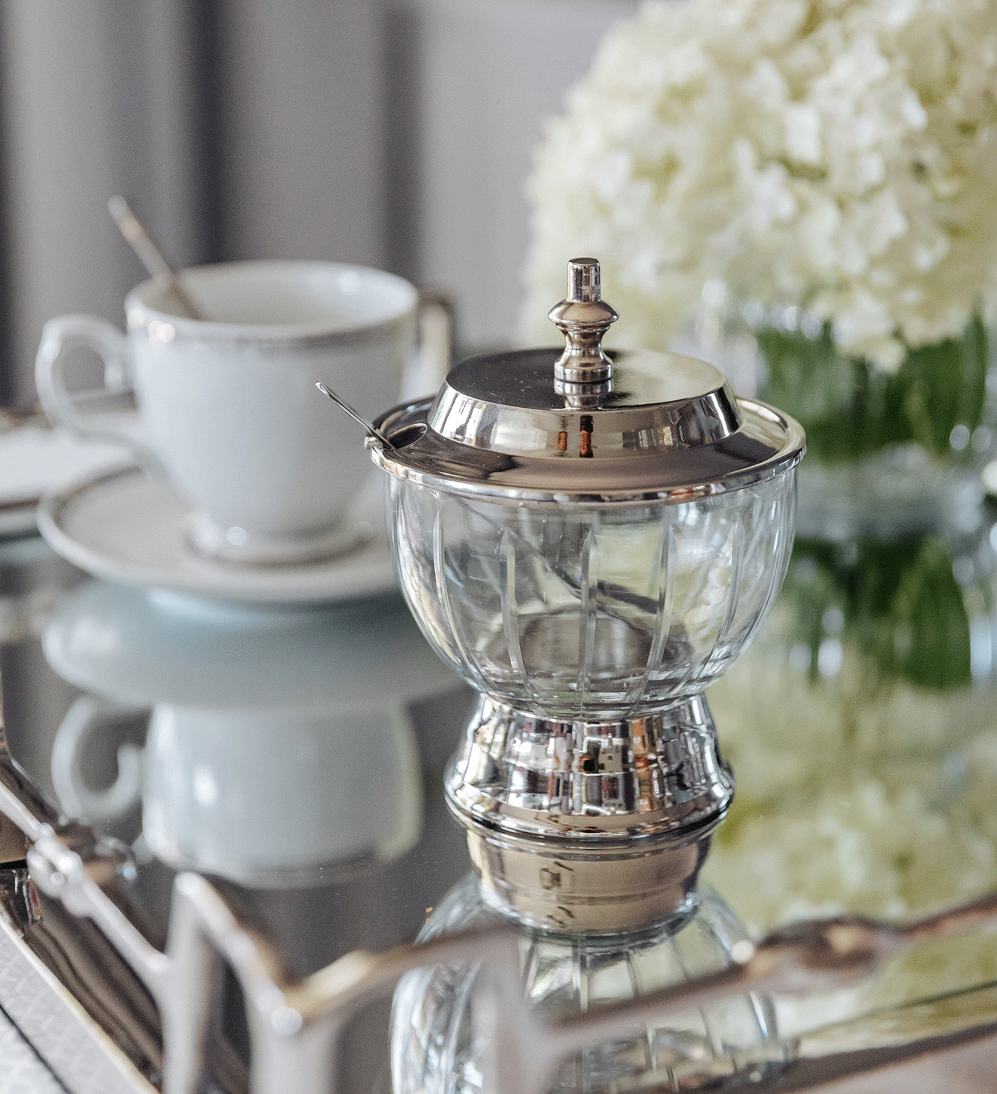 CUKIERNICZKA z łyżeczką szklana ze srebrna pokrywką glamour, piękna CUKIERNICZKA z łyżeczką szklana ze srebrna pokrywką glamour, piękna