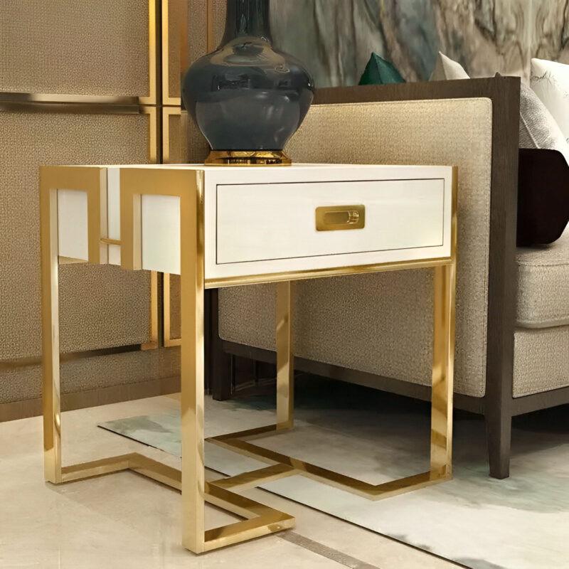 STOLIK-POMOCNICZY-BIAŁY-ZŁOTE-NOGI-Z-SZUFLADĄ STOLIK-POMOCNICZY-NA-ZŁOTYCH-NOGACH-BIAŁY-Z-POŁYSKIEM-JEDNA-SZUFLADA-NOWOCZESNE-WNĘTRZA-GLAMOUR