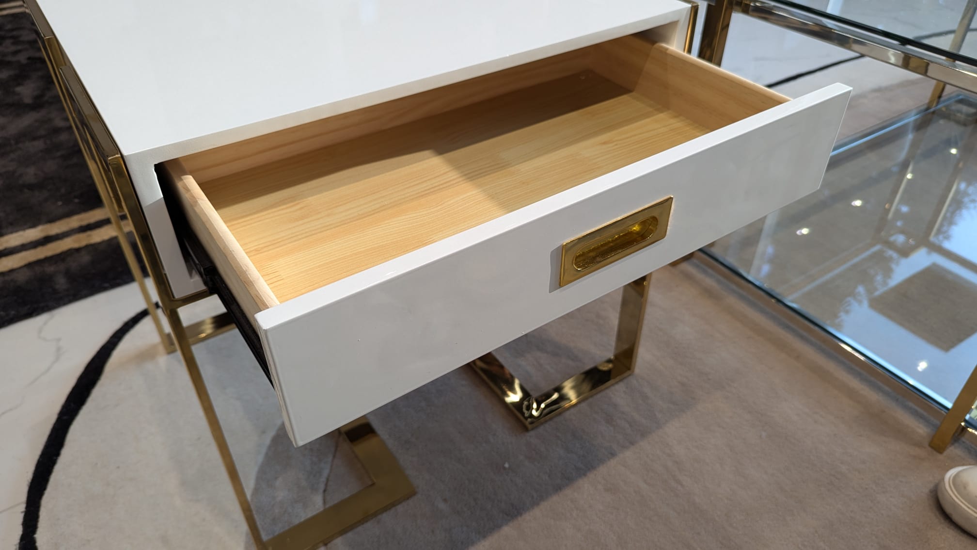 STOLIK POMOCNICZY Espiro biały ze stali nierdzewnej złota podstawa styl glamour, piękna STOLIK POMOCNICZY Espiro biały ze stali nierdzewnej złota podstawa styl glamour, piękna