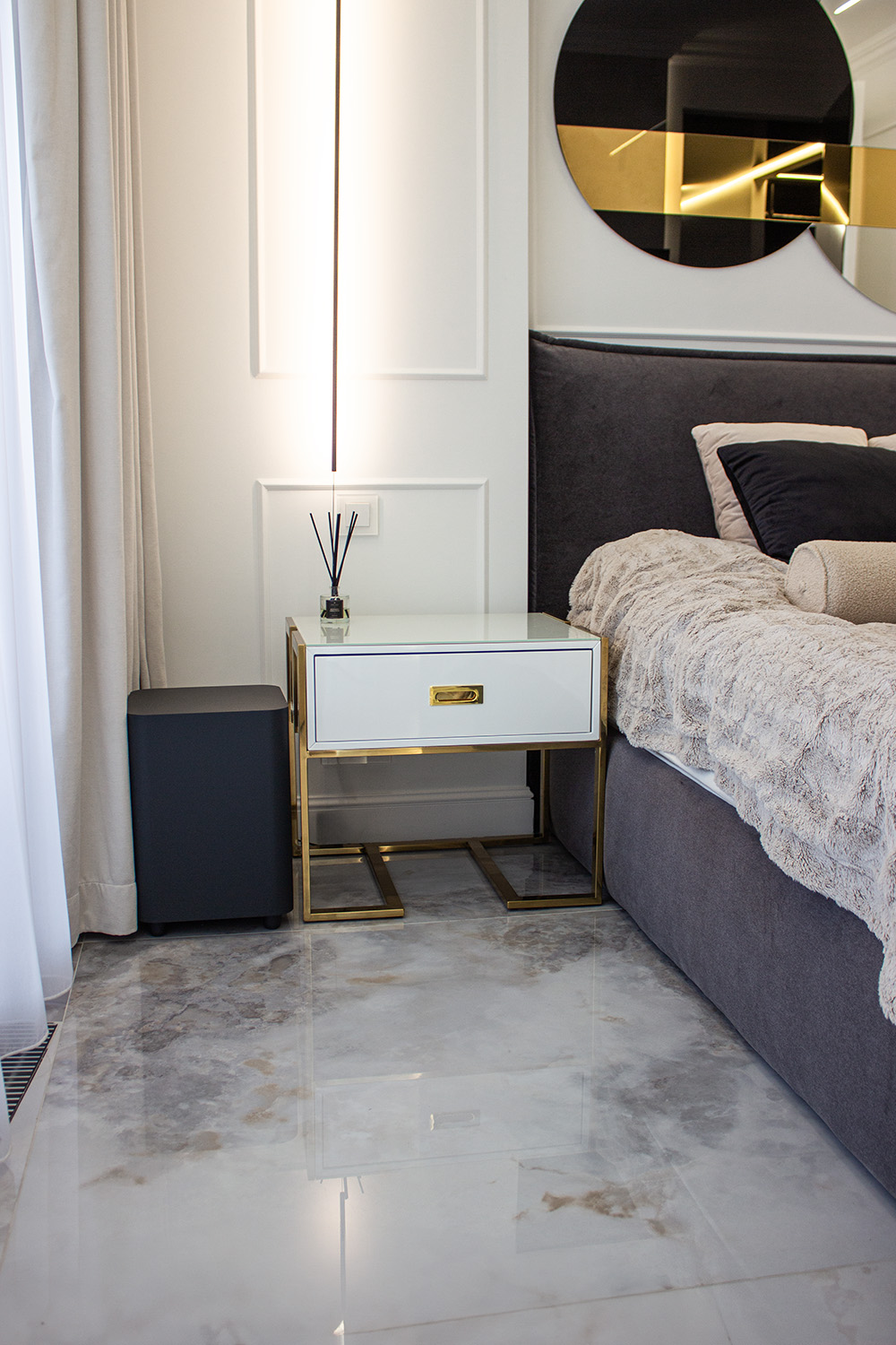 STOLIK POMOCNICZY biały ze stali nierdzewnej złota podstawa styl glamour, ekskluzywny STOLIK POMOCNICZY biały ze stali nierdzewnej złota podstawa styl glamour, ekskluzywny