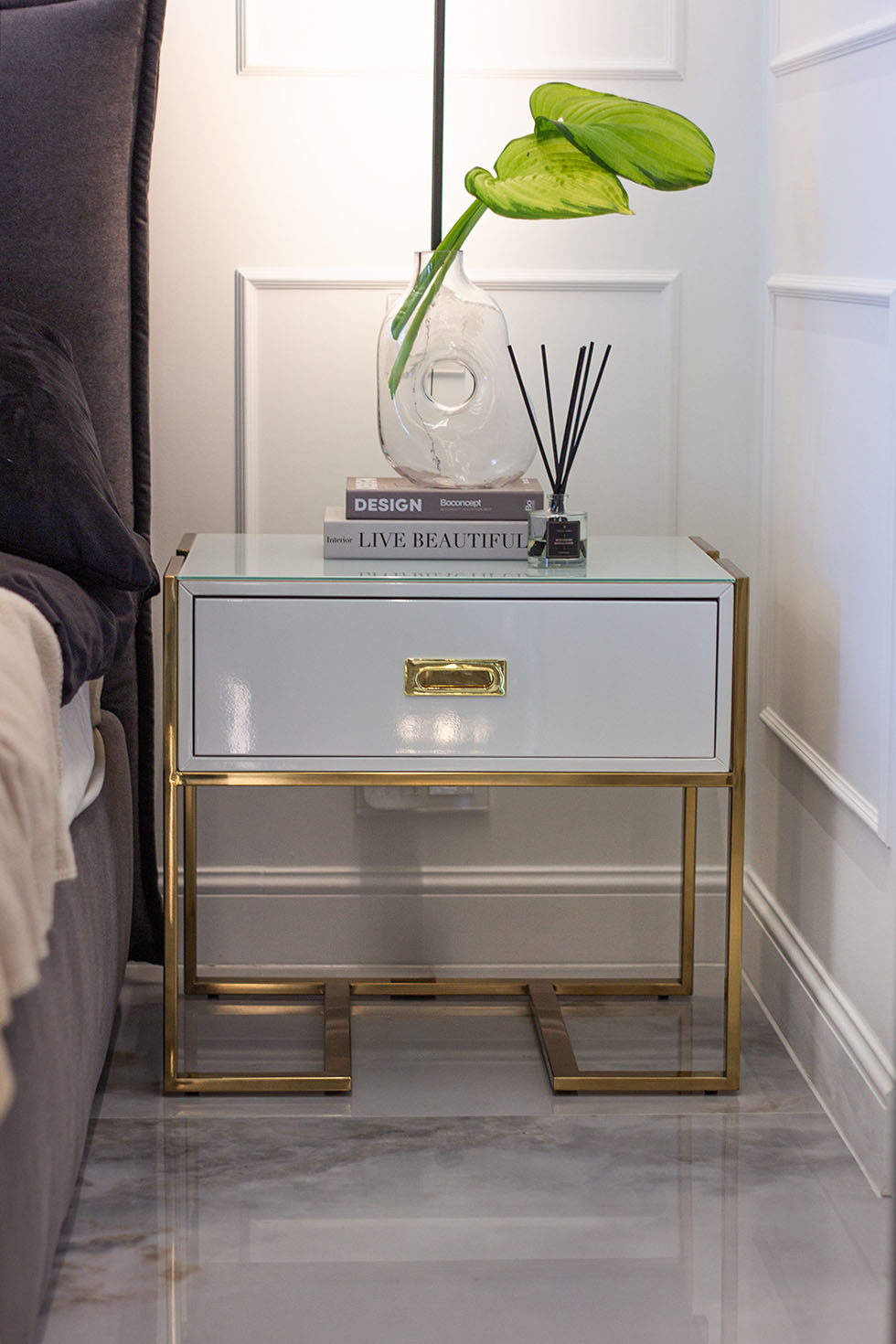 STOLIK POMOCNICZY biały ze stali nierdzewnej złota podstawa styl glamour, wyjątkowy STOLIK POMOCNICZY biały ze stali nierdzewnej złota podstawa styl glamour, wyjątkowy