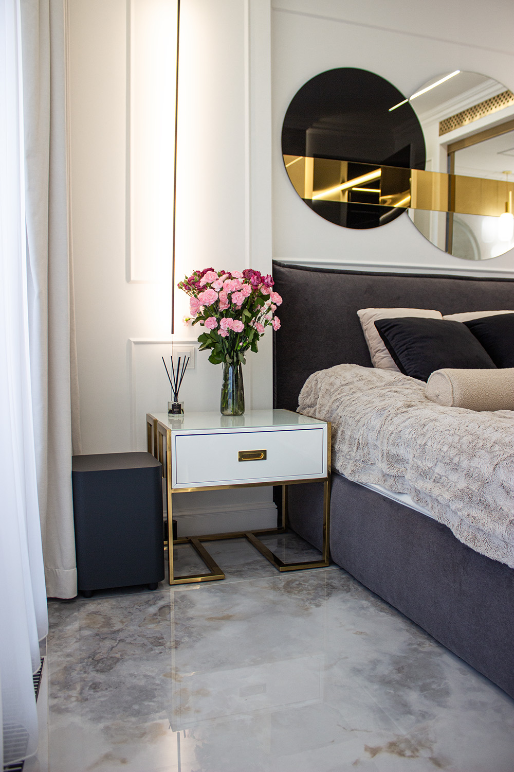 STOLIK POMOCNICZY biały ze stali nierdzewnej złota podstawa styl glamour STOLIK POMOCNICZY biały ze stali nierdzewnej złota podstawa styl glamour