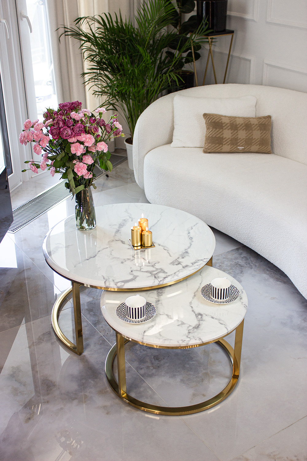 ZESTAW STOLIKÓW KAWOWYCH 2w1 blat z konglomeratu marmurowego złota podstawa styl glamour ZESTAW STOLIKÓW KAWOWYCH 2w1 blat z konglomeratu marmurowego złota podstawa styl glamour