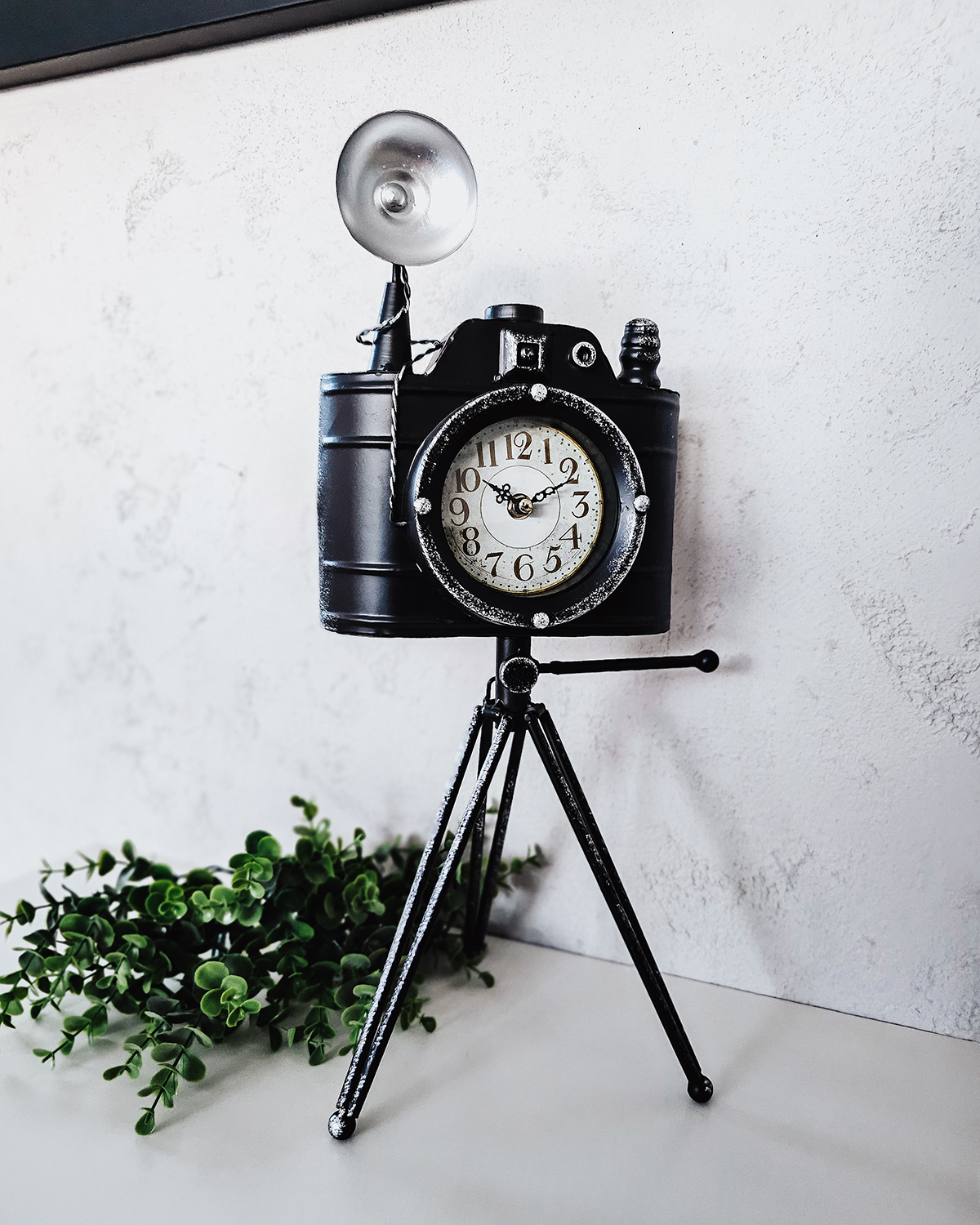 ZEGAR STOJĄCY metalowy z okrągłą tarczą na statywie, elegancki