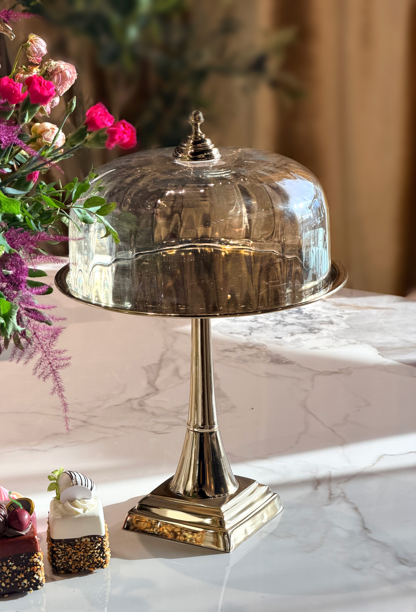 PATERA złota na nóżce ze szklaną osłonką klasyczna