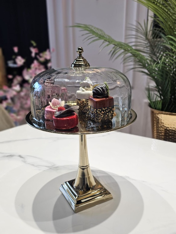 PATERA złota na nóżce ze szklaną osłonką klasyczna, ekskluzywna