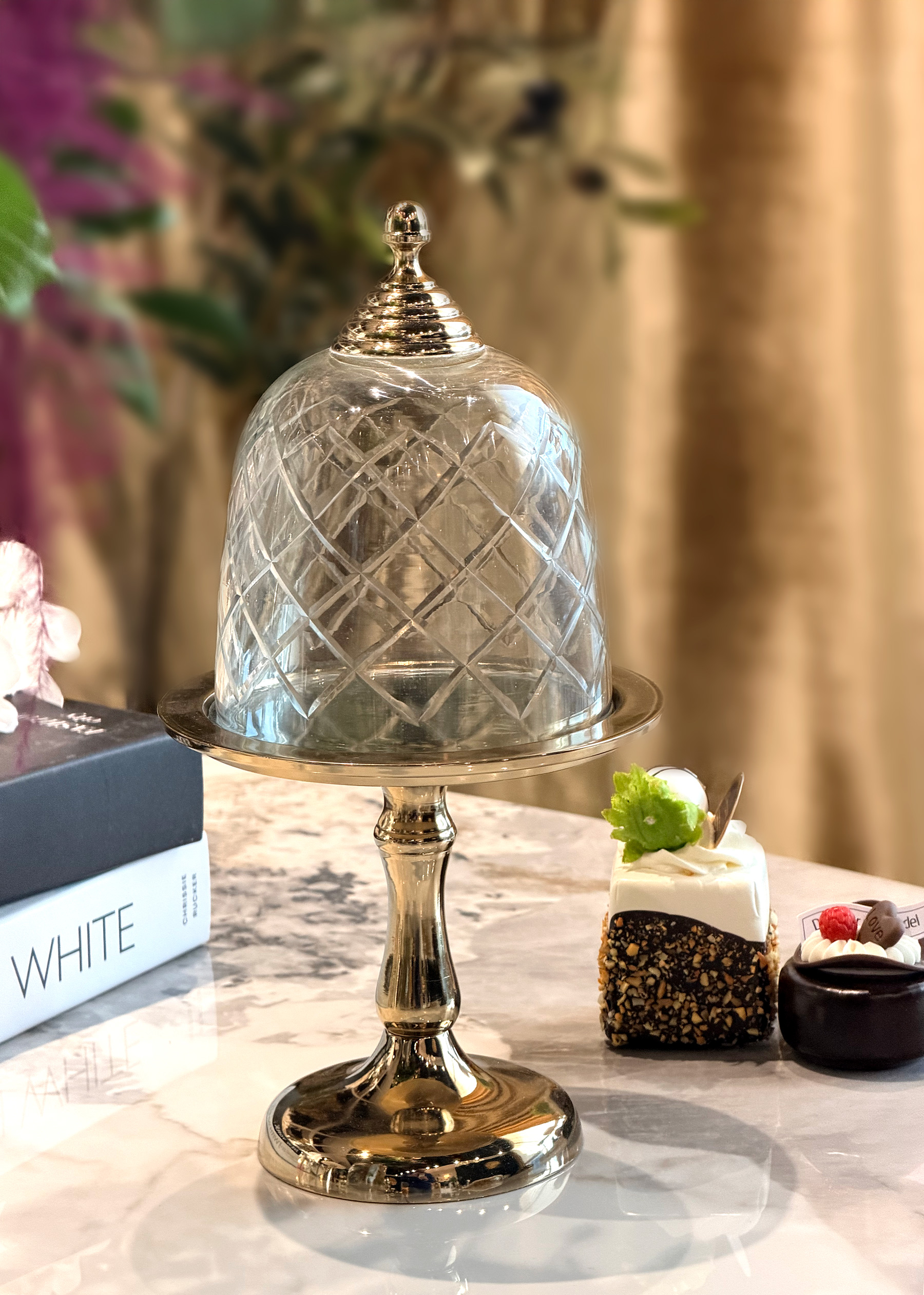 PATERA złota na nóżce ze szklaną ozdobną osłonką glamour