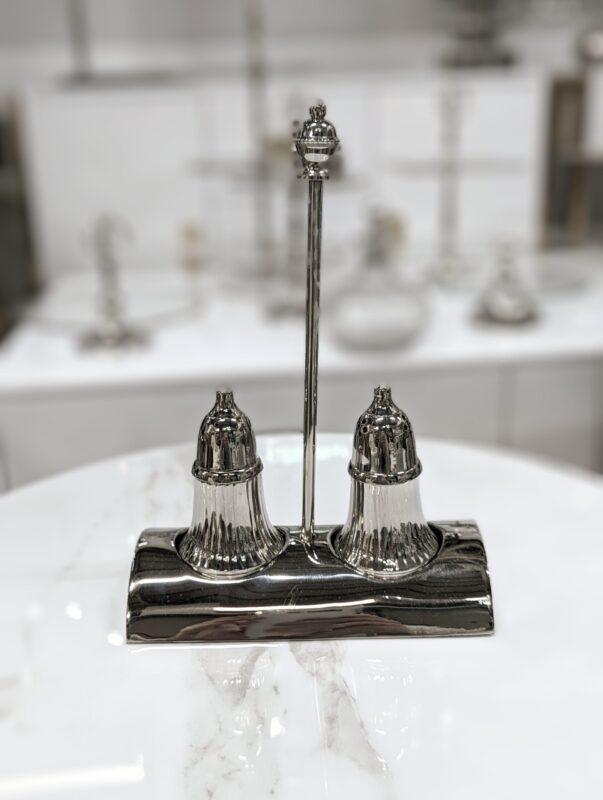 SOLNICZKA I PIEPRZNICZKA zestaw na stojaku srebrny klasyczny 2 SOLNICZKA I PIEPRZNICZKA zestaw na stojaku srebrny klasyczny 2