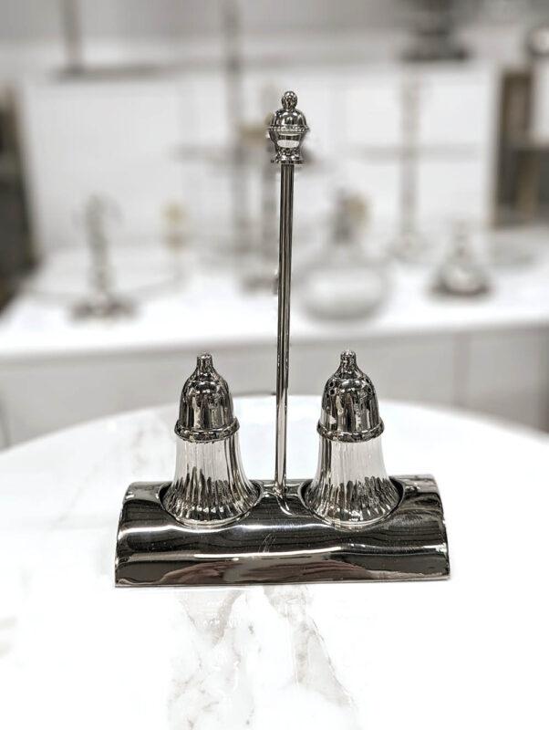 SOLNICZKA I PIEPRZNICZKA zestaw na stojaku srebrny klasyczny SOLNICZKA I PIEPRZNICZKA zestaw na stojaku srebrny klasyczny