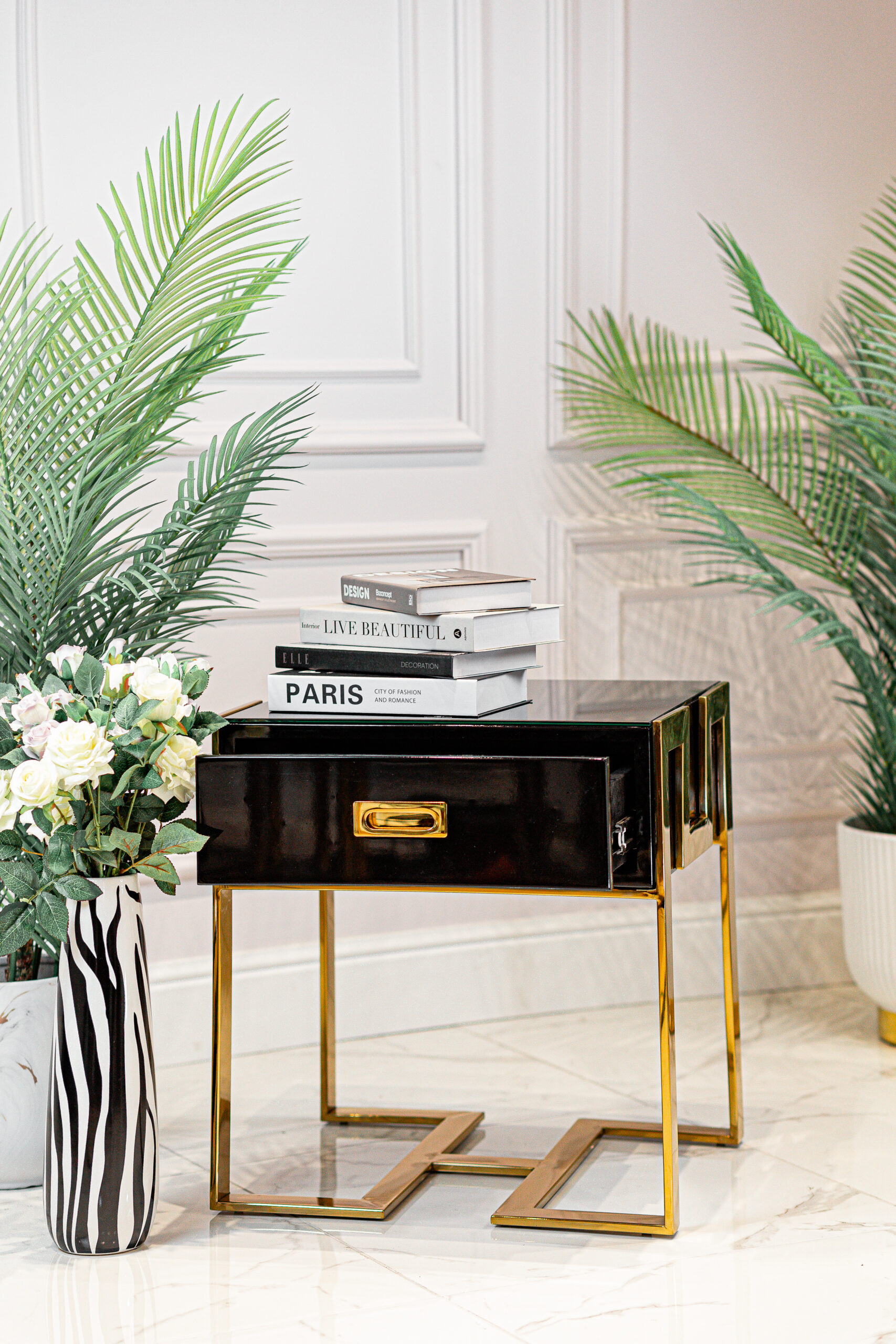 STOLIK POMOCNICZY Espiro czarny ze stali nierdzewnej złota podstawa styl glamour, piękna