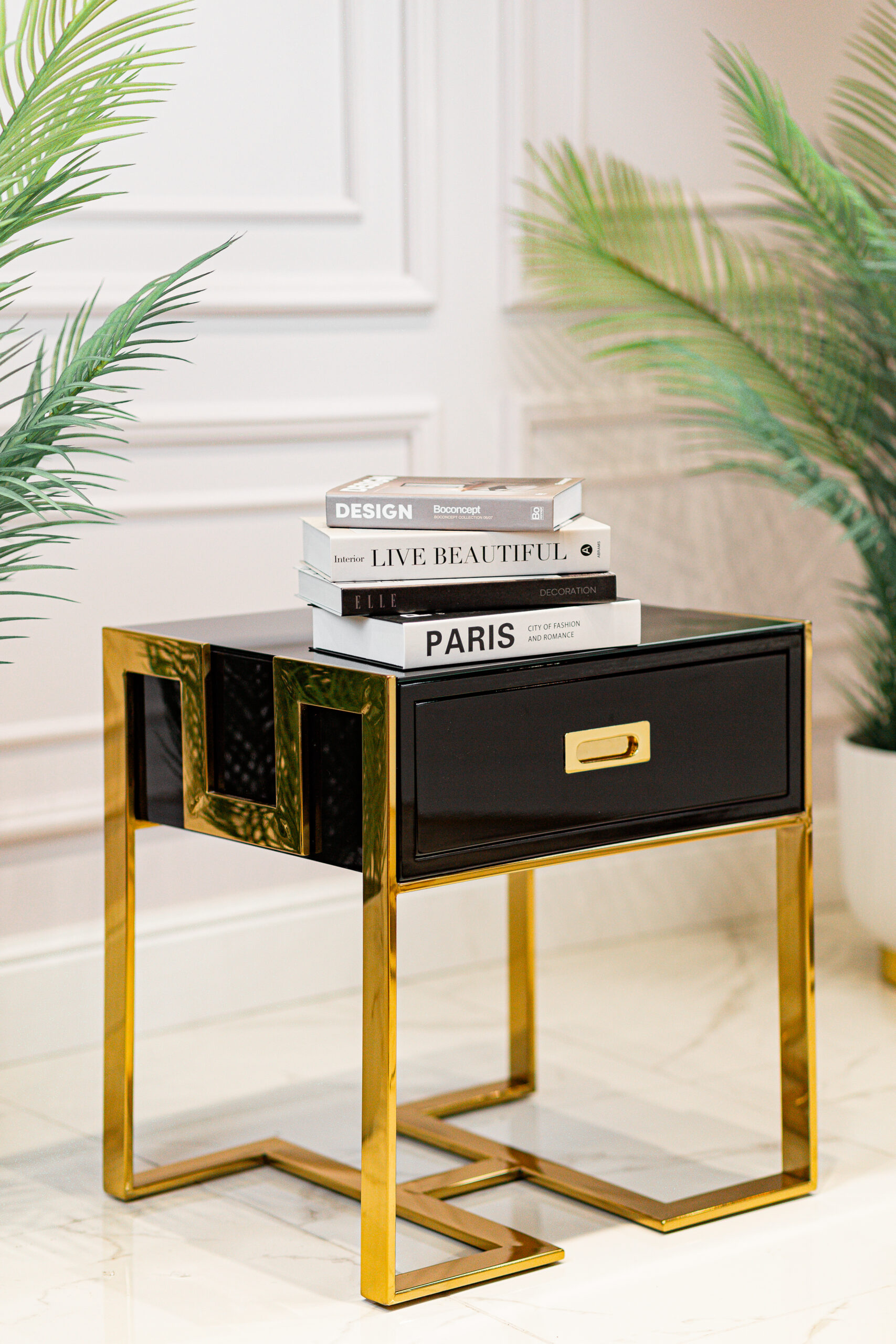 STOLIK POMOCNICZY Espiro czarny ze stali nierdzewnej złota podstawa styl glamour