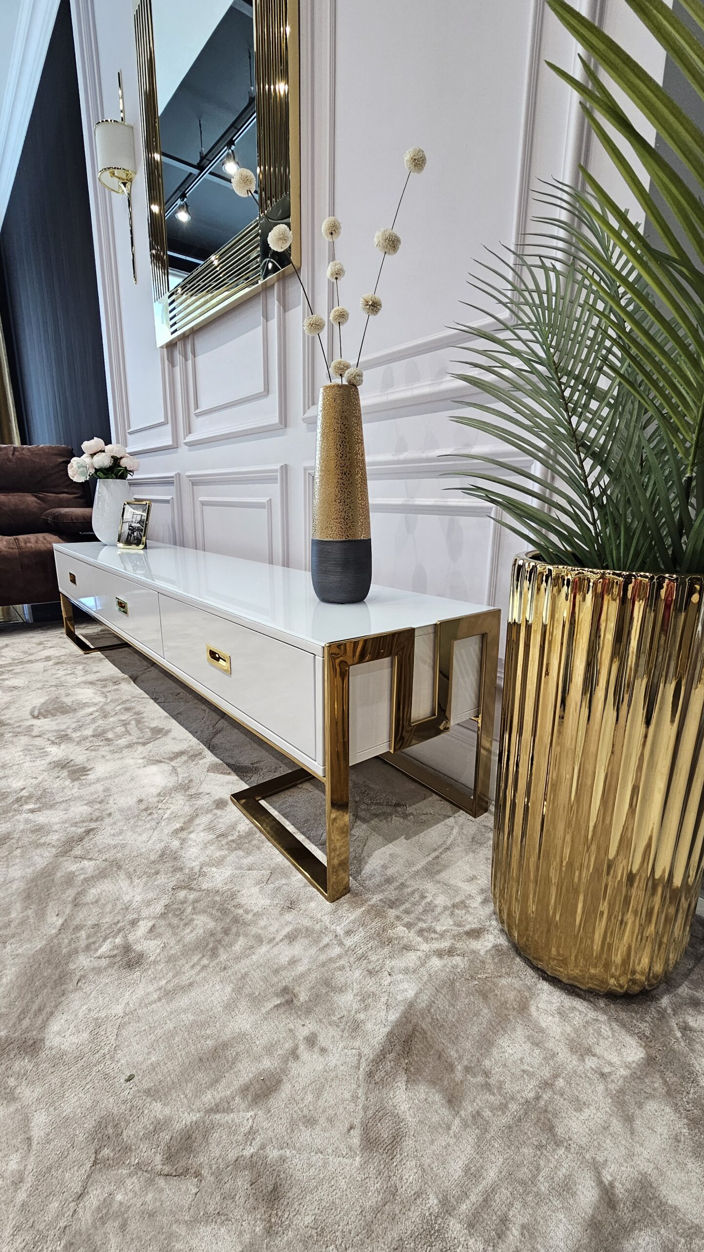 SZAFKA RTV Espiro biała prostokątna złote wykończenie styl glamour nowoczesny, ekskluzywna