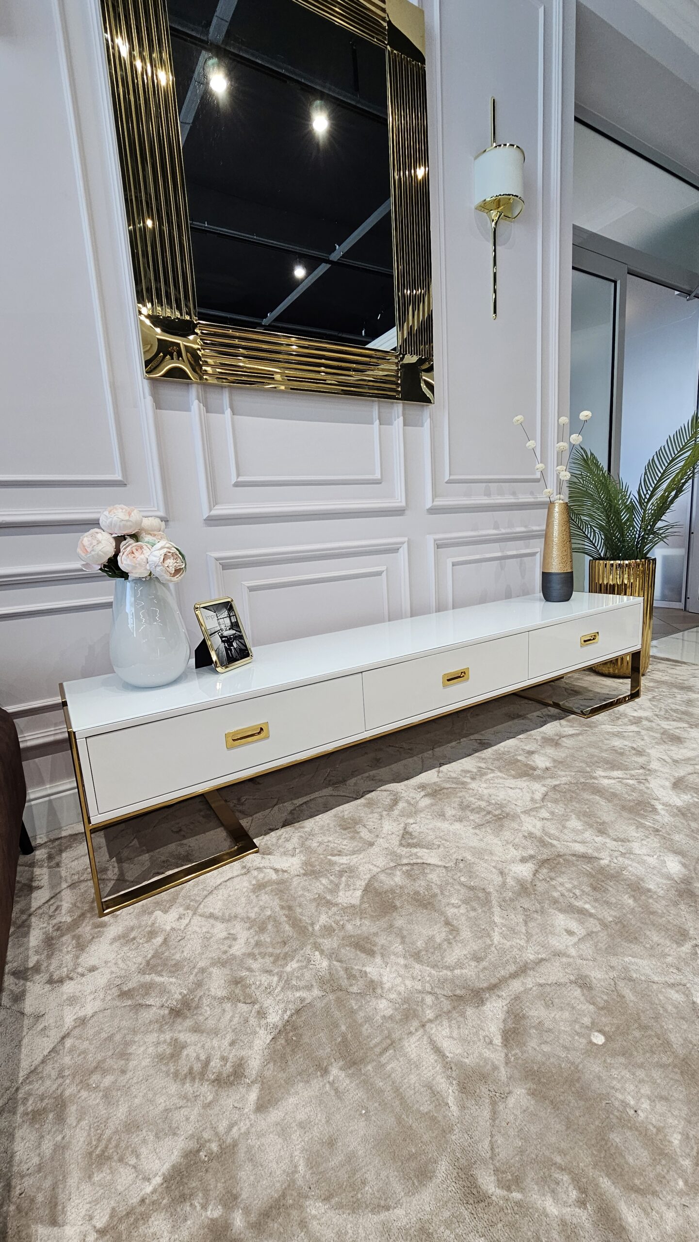 SZAFKA RTV Espiro biała prostokątna złote wykończenie styl glamour nowoczesny, piękna