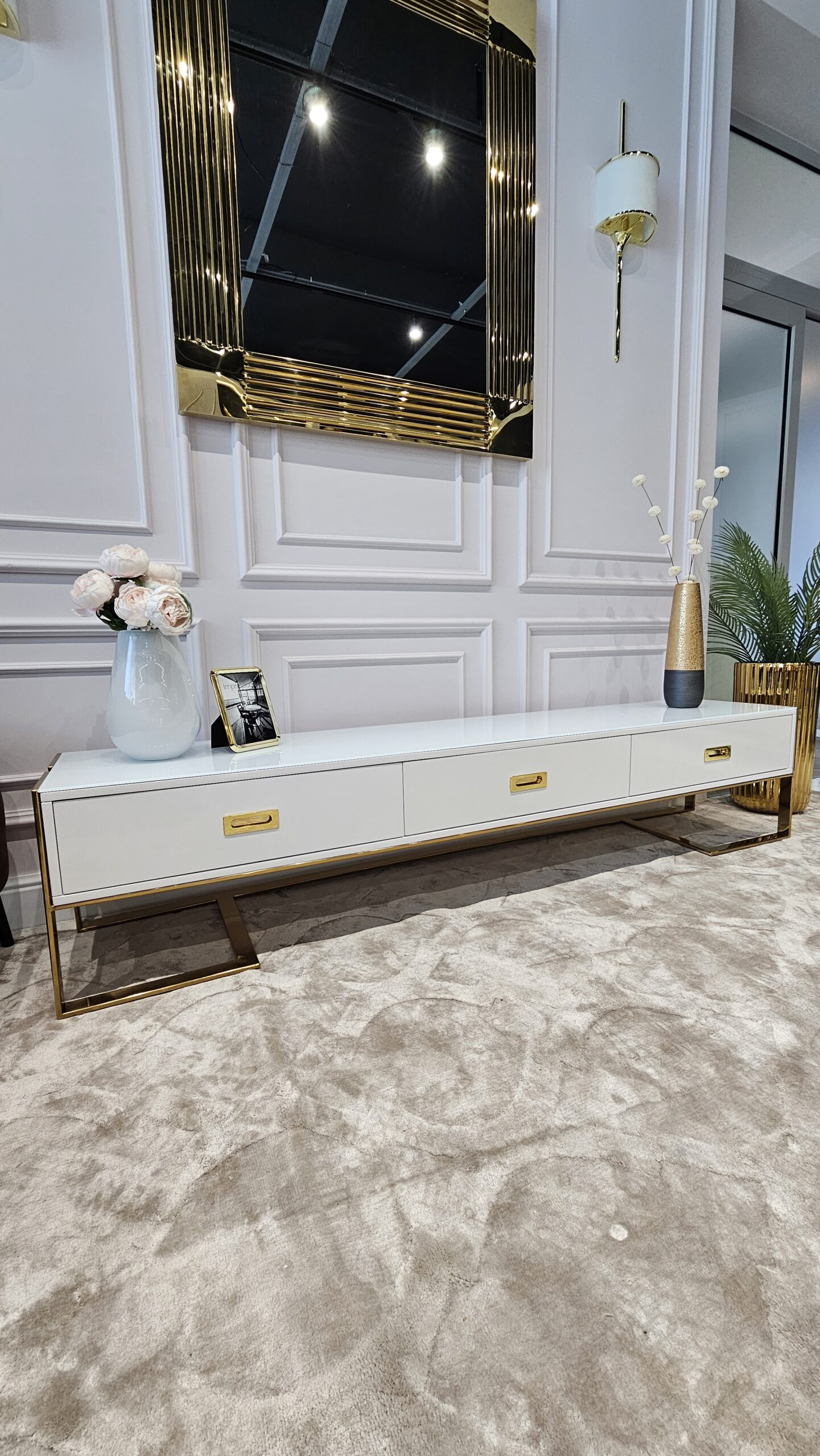 SZAFKA RTV Espiro biała prostokątna złote wykończenie styl glamour nowoczesny