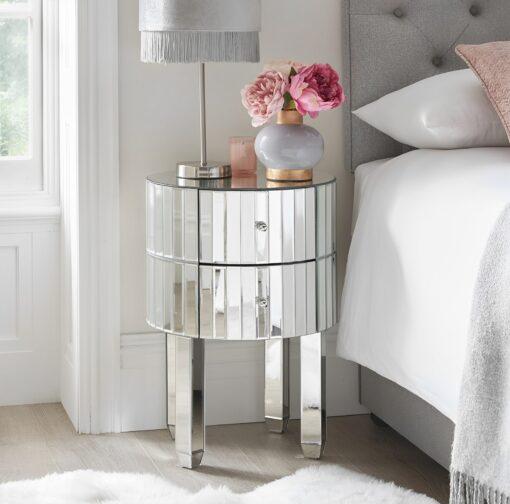 Stolik-pomocniczy-lustrzany-srebrny-z- szufladami-styl nowoczesny- glamour-funkcjonalny