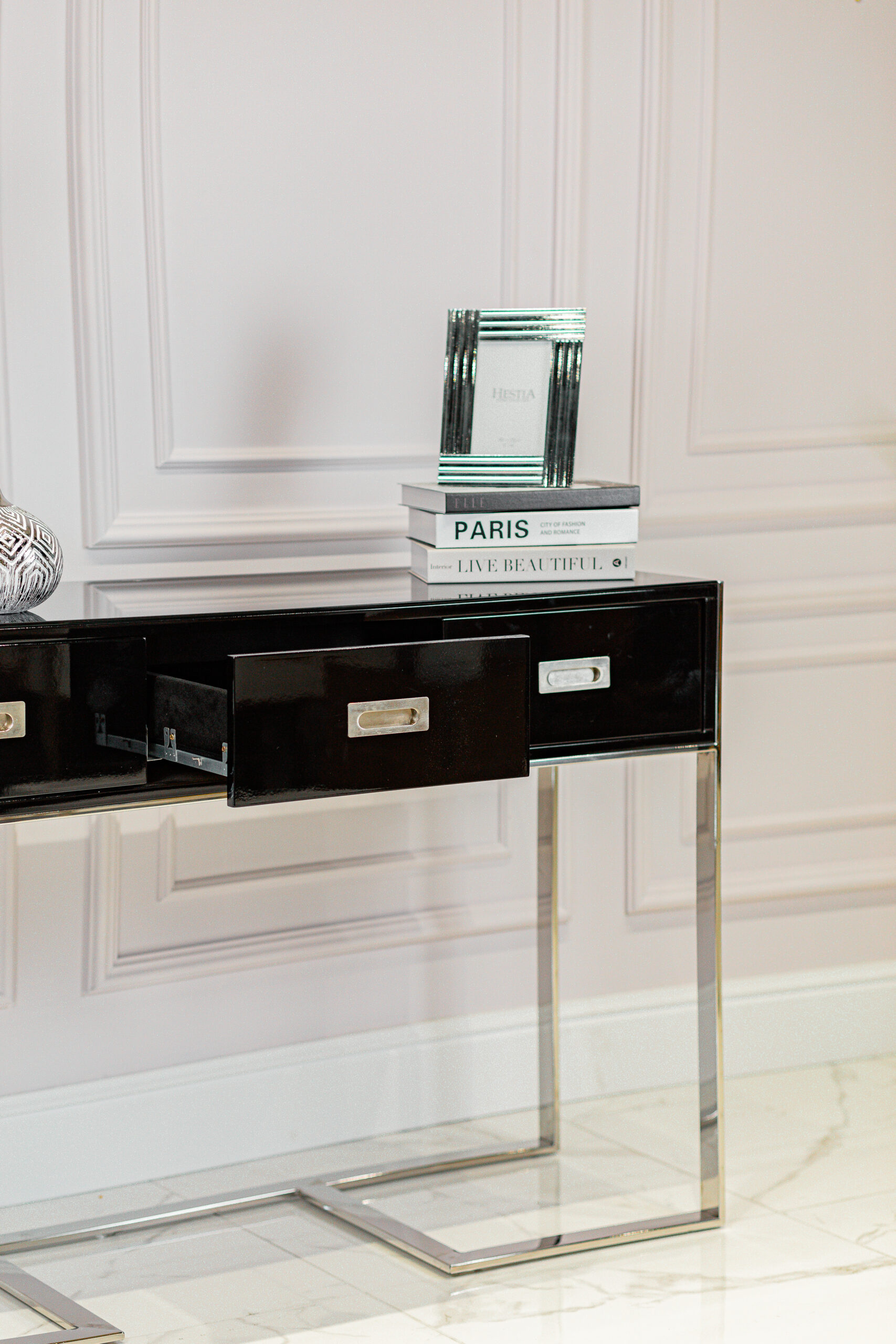 KONSOLA prostokątna srebrne wykończenie styl glamour – czarna, stylowa KONSOLA prostokątna srebrne wykończenie styl glamour – czarna, stylowa