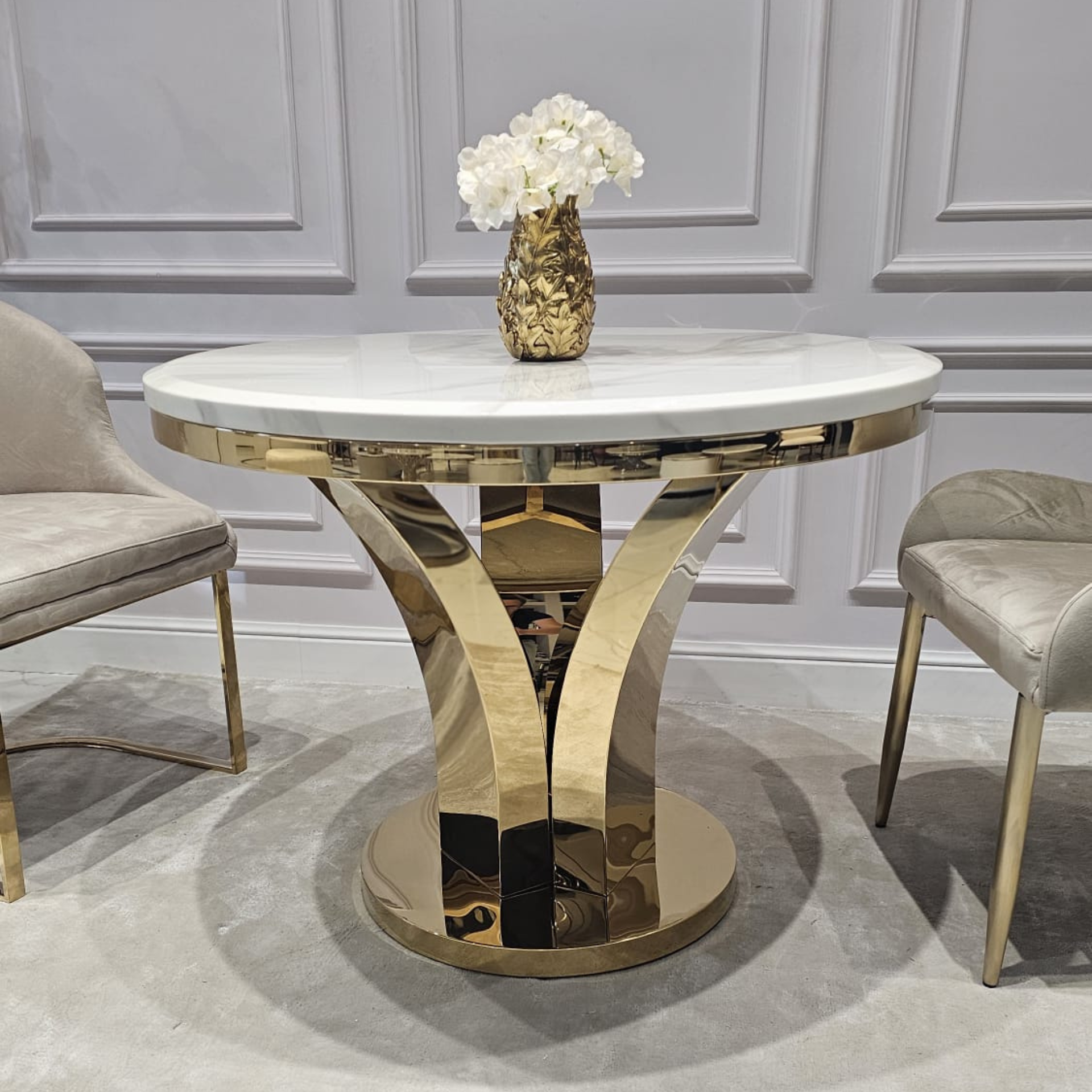 STÓŁ złoty okrągły Amelie do jadalni, unikatowy kształt podstawy, blat - konglomerat marmurowy, glamour, ekskluzywny STÓŁ złoty okrągły Amelie do jadalni, unikatowy kształt podstawy, blat - konglomerat marmurowy, glamour, ekskluzywny