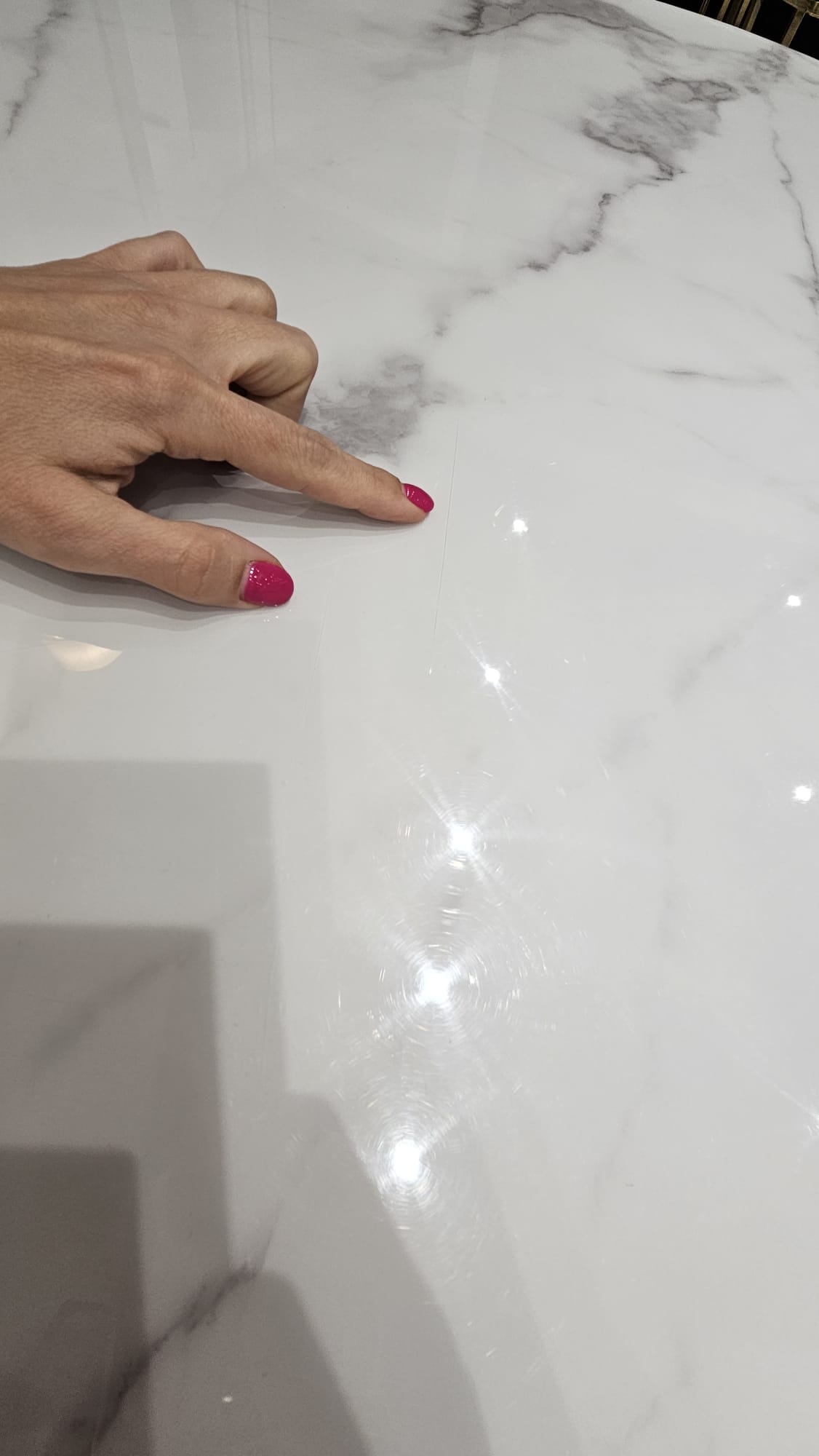 STÓŁ złoty okrągły Amelie do jadalni, unikatowy kształt podstawy, blat - konglomerat marmurowy, glamour-powystawowy-3