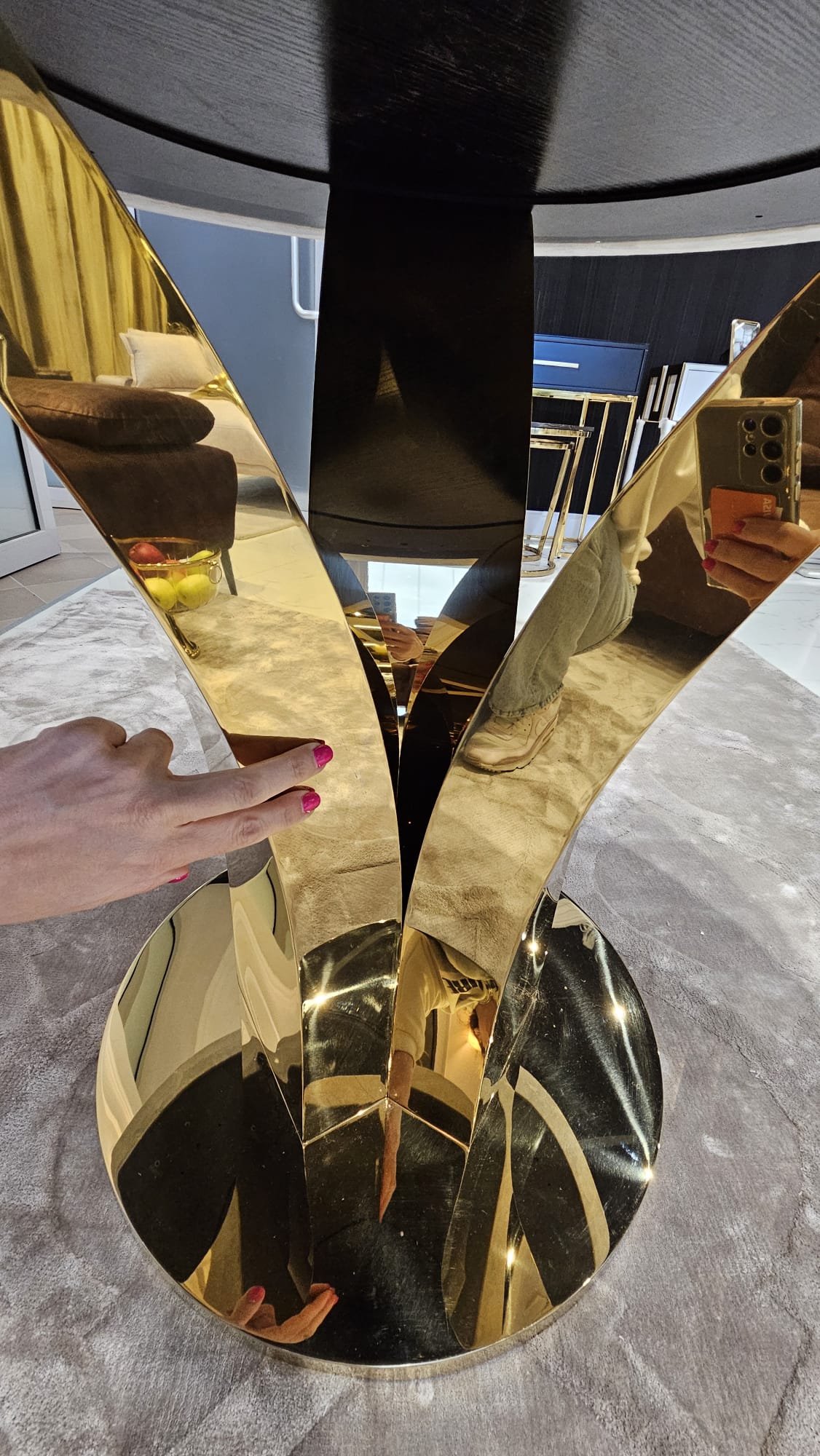 STÓŁ złoty okrągły Amelie do jadalni, unikatowy kształt podstawy, blat - konglomerat marmurowy, glamour-powystawowy-4