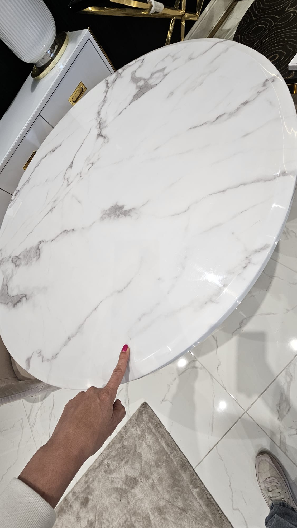 STÓŁ złoty okrągły Amelie do jadalni, unikatowy kształt podstawy, blat - konglomerat marmurowy, glamour-powystawowy-5