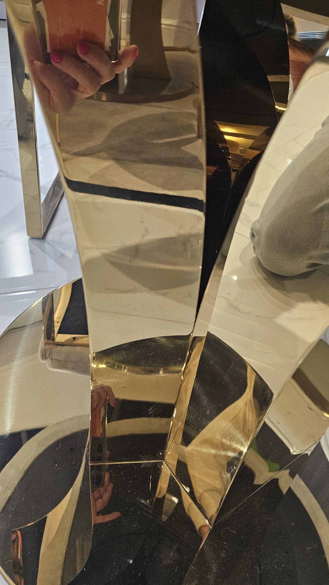 STÓŁ złoty okrągły Amelie do jadalni, unikatowy kształt podstawy, blat - konglomerat marmurowy, glamour-powystawowy-7