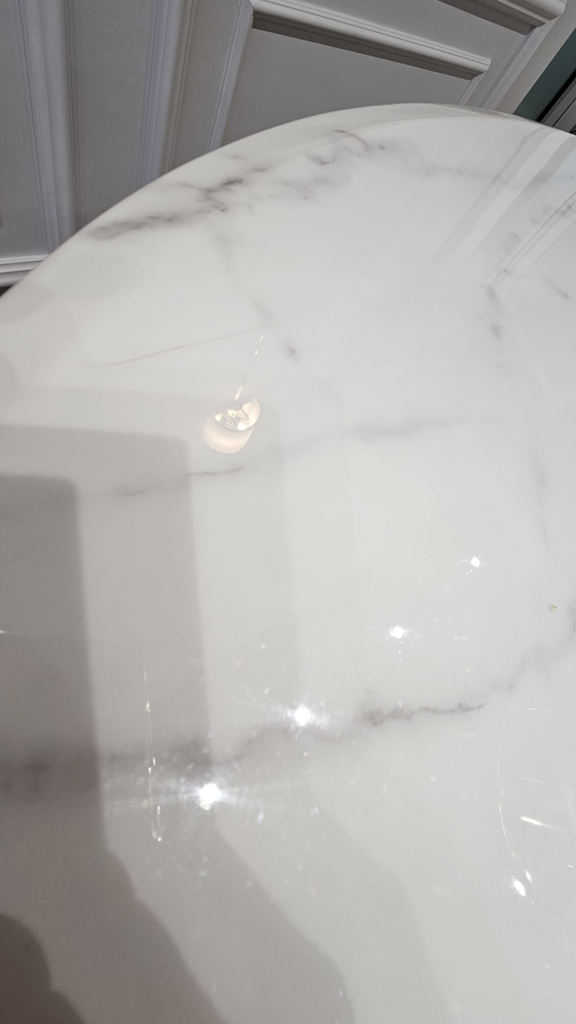 STÓŁ złoty okrągły Amelie do jadalni, unikatowy kształt podstawy, blat - konglomerat marmurowy, glamour-powystawowy