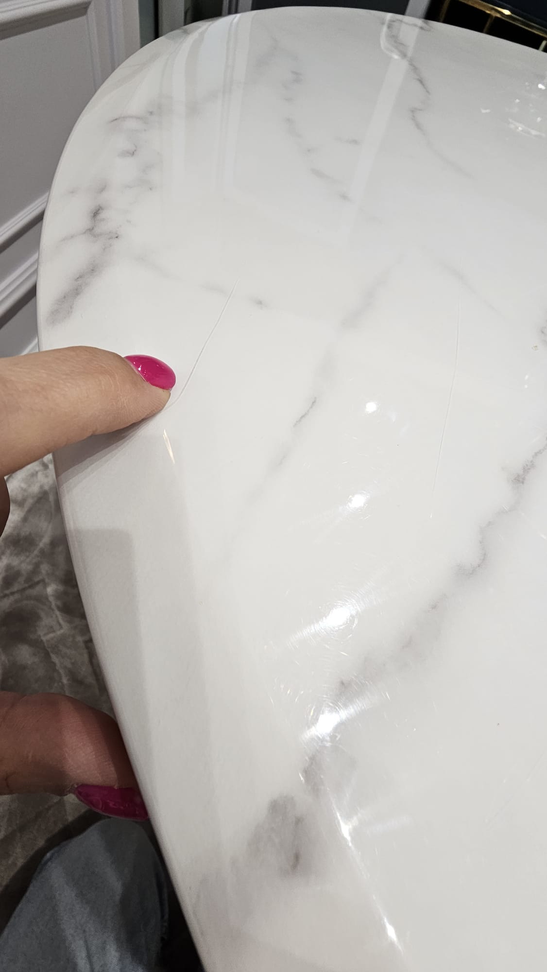 STÓŁ złoty okrągły Amelie do jadalni, unikatowy kształt podstawy, blat - konglomerat marmurowy, glamour-powystawowy1