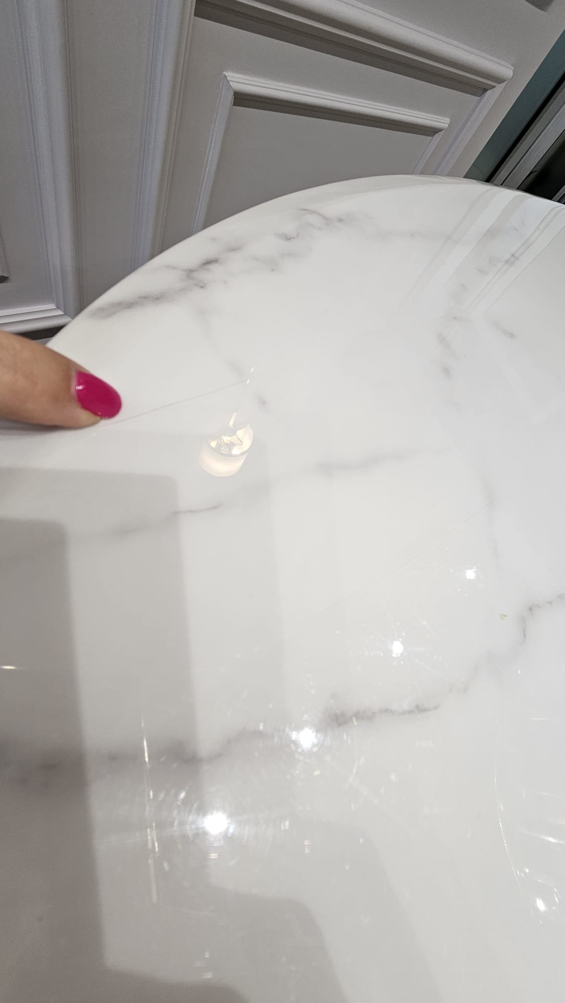 STÓŁ złoty okrągły Amelie do jadalni, unikatowy kształt podstawy, blat - konglomerat marmurowy, glamour-powystawowy2