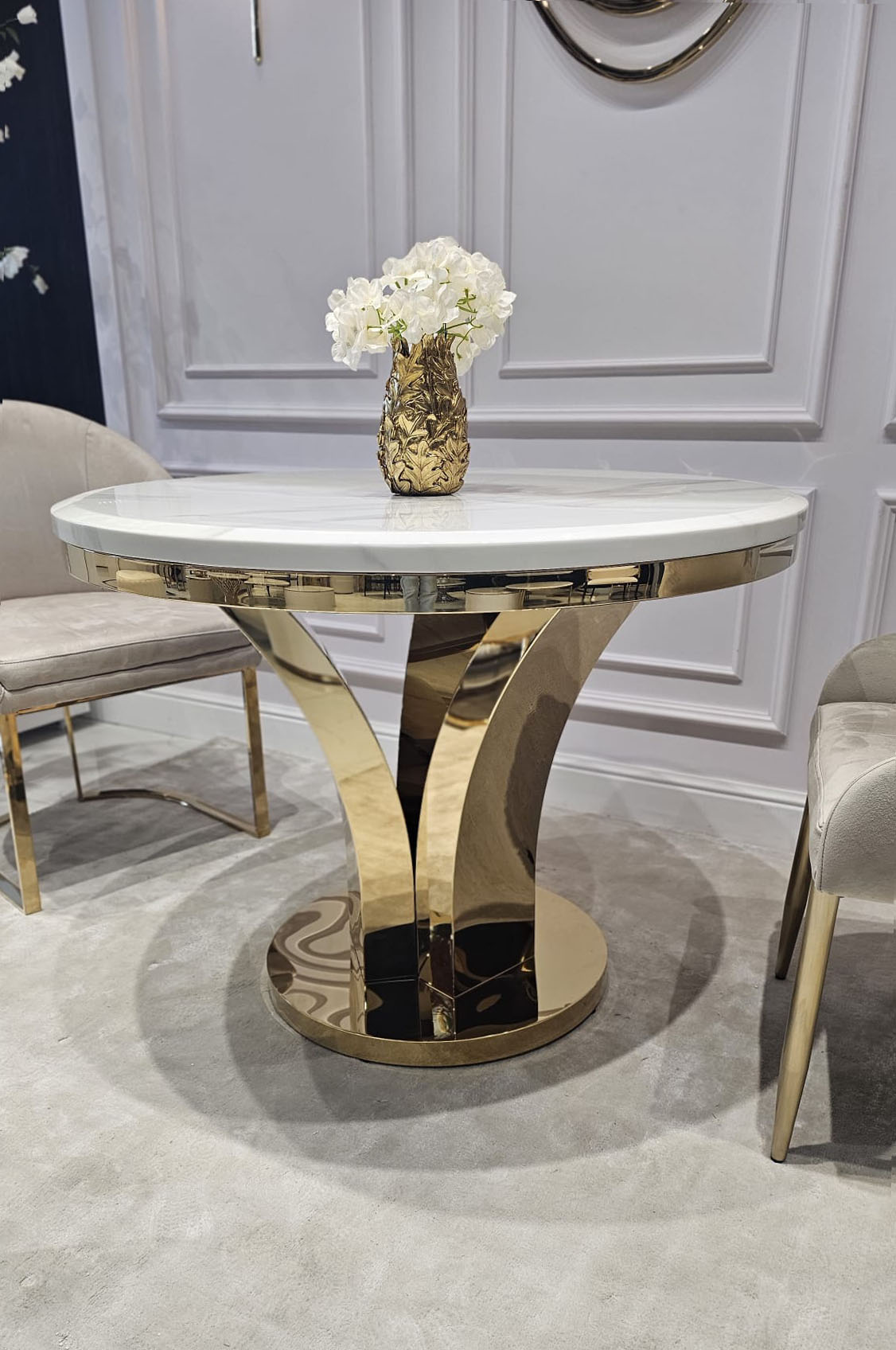 STOL-zloty-okragly-Amelie-do-jadalni-unikatowy-ksztalt-podstawy-blat-konglomerat-marmurowy-glamour-premium