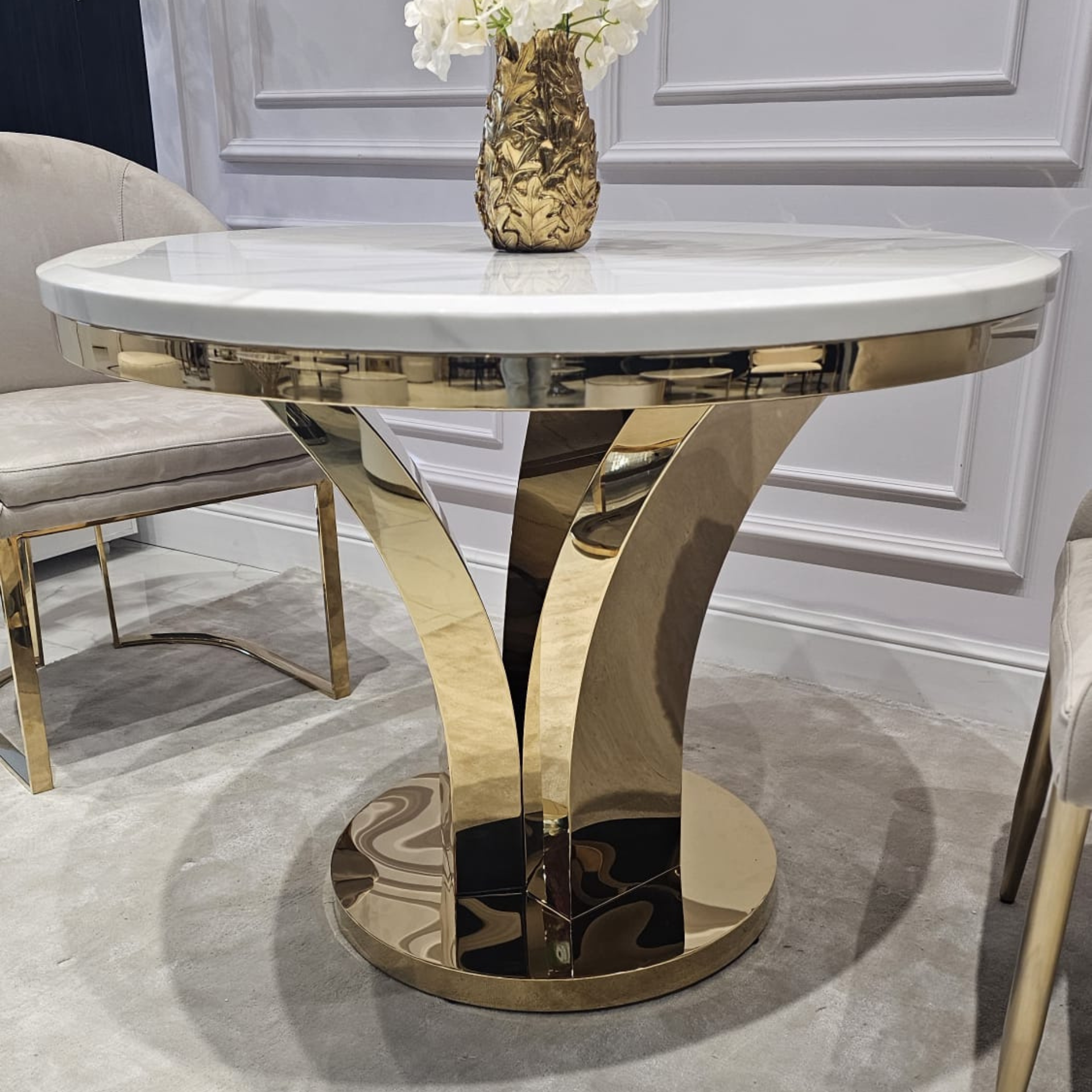 STÓŁ złoty okrągły Amelie do jadalni, unikatowy kształt podstawy, blat - konglomerat marmurowy, glamour, premium STÓŁ złoty okrągły Amelie do jadalni, unikatowy kształt podstawy, blat - konglomerat marmurowy, glamour, premium