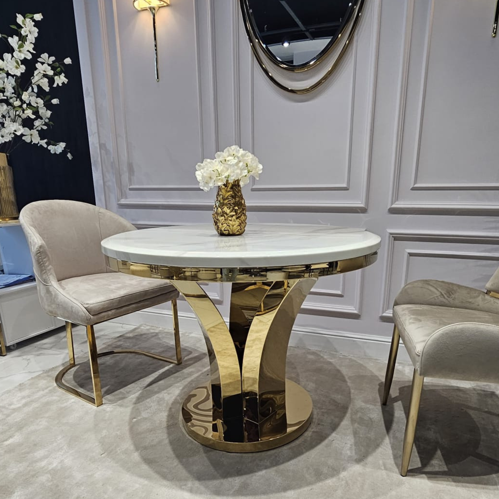 STÓŁ złoty okrągły Amelie do jadalni, unikatowy kształt podstawy, blat - konglomerat marmurowy, glamour STÓŁ złoty okrągły Amelie do jadalni, unikatowy kształt podstawy, blat - konglomerat marmurowy, glamour