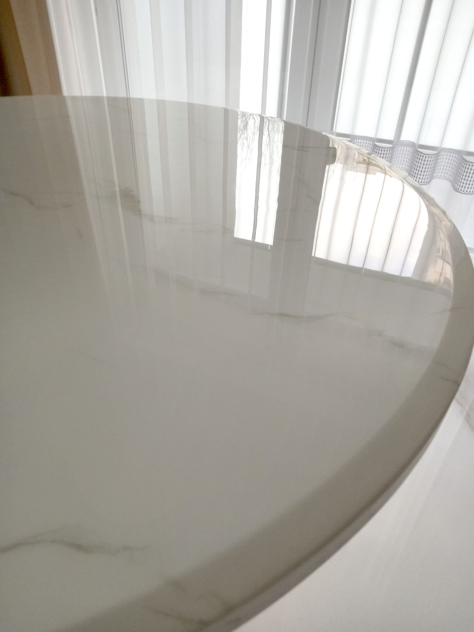 STÓŁ złoty okrągły do jadalni, unikatowy kształt podstawy, blat - konglomerat marmurowy, glamour OUTLET-1 STÓŁ złoty okrągły do jadalni, unikatowy kształt podstawy, blat - konglomerat marmurowy, glamour OUTLET-1