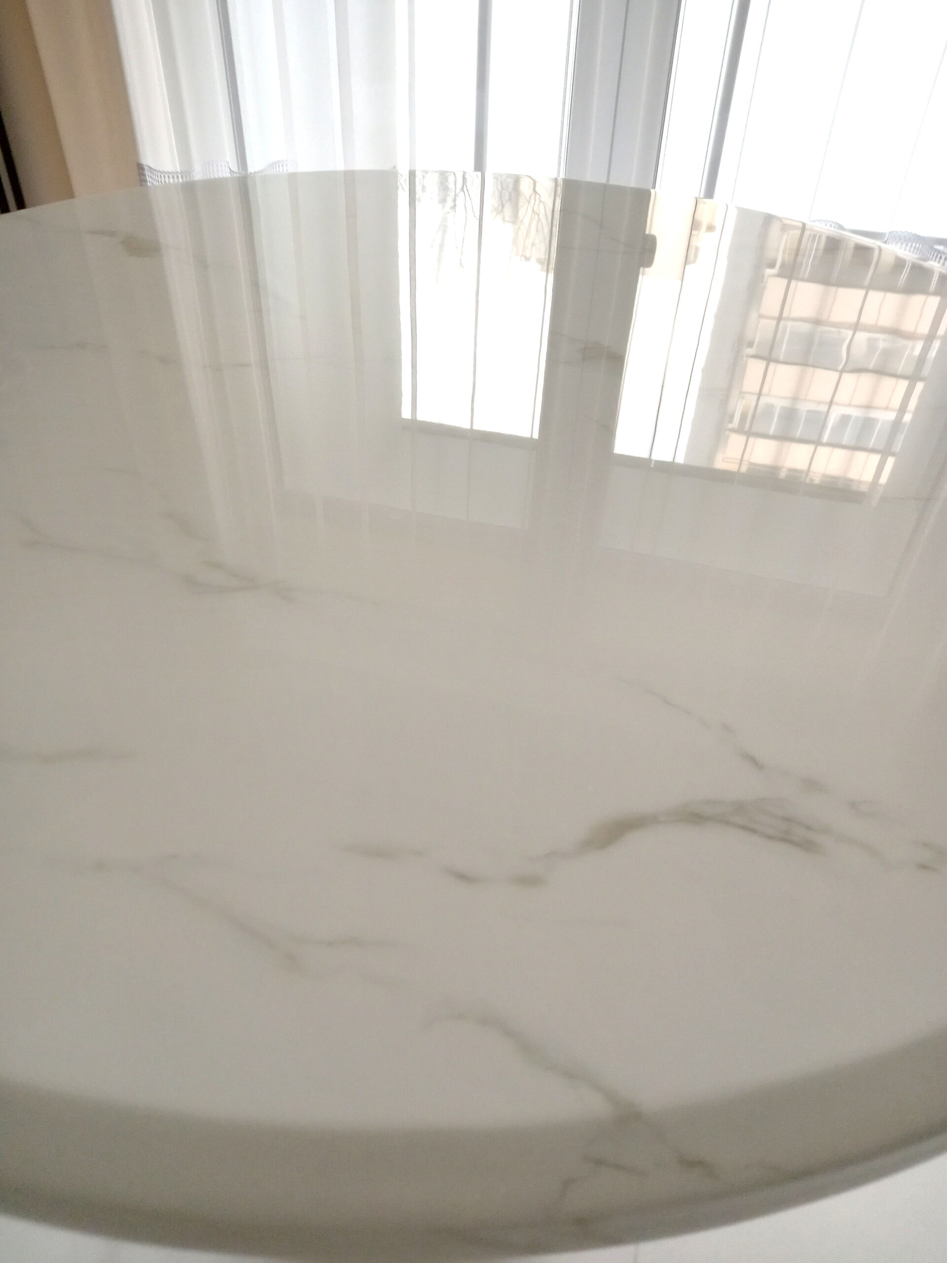 STÓŁ złoty okrągły do jadalni, unikatowy kształt podstawy, blat - konglomerat marmurowy, glamour OUTLET-2 STÓŁ złoty okrągły do jadalni, unikatowy kształt podstawy, blat - konglomerat marmurowy, glamour OUTLET-2