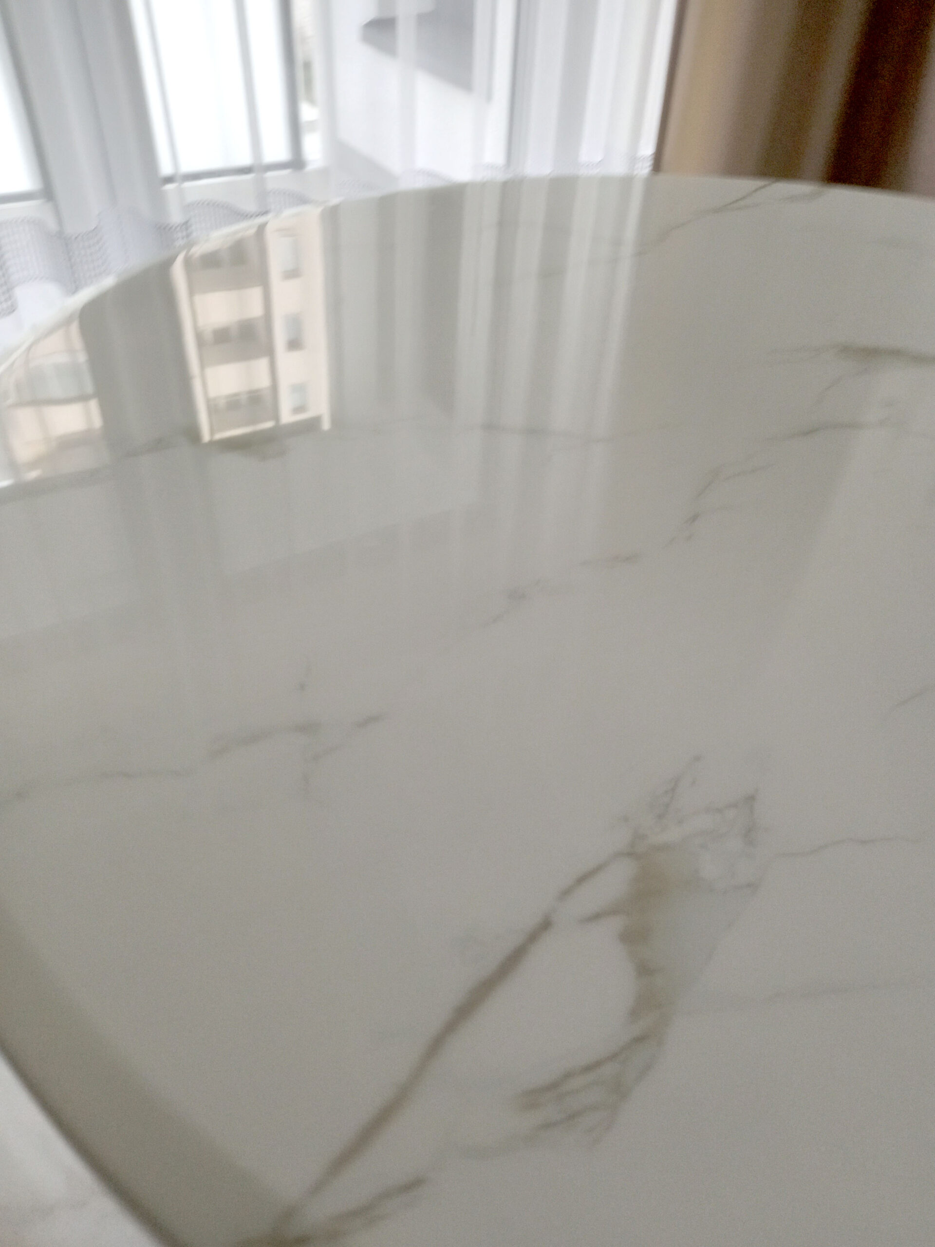 STÓŁ złoty okrągły do jadalni, unikatowy kształt podstawy, blat - konglomerat marmurowy, glamour OUTLET-3 STÓŁ złoty okrągły do jadalni, unikatowy kształt podstawy, blat - konglomerat marmurowy, glamour OUTLET-3