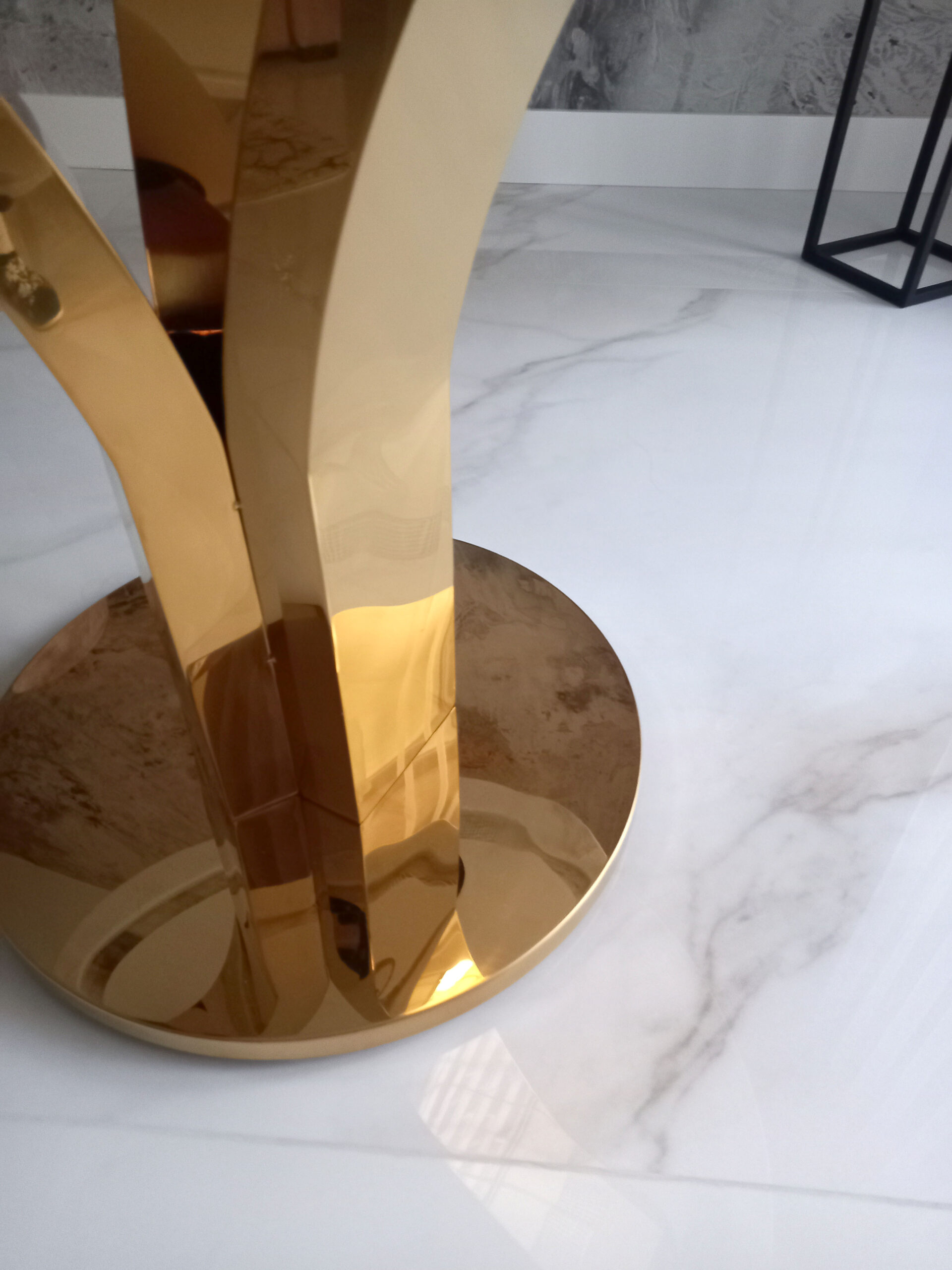 STÓŁ złoty okrągły do jadalni, unikatowy kształt podstawy, blat - konglomerat marmurowy, glamour OUTLET, ekskluzywny STÓŁ złoty okrągły do jadalni, unikatowy kształt podstawy, blat - konglomerat marmurowy, glamour OUTLET, ekskluzywny