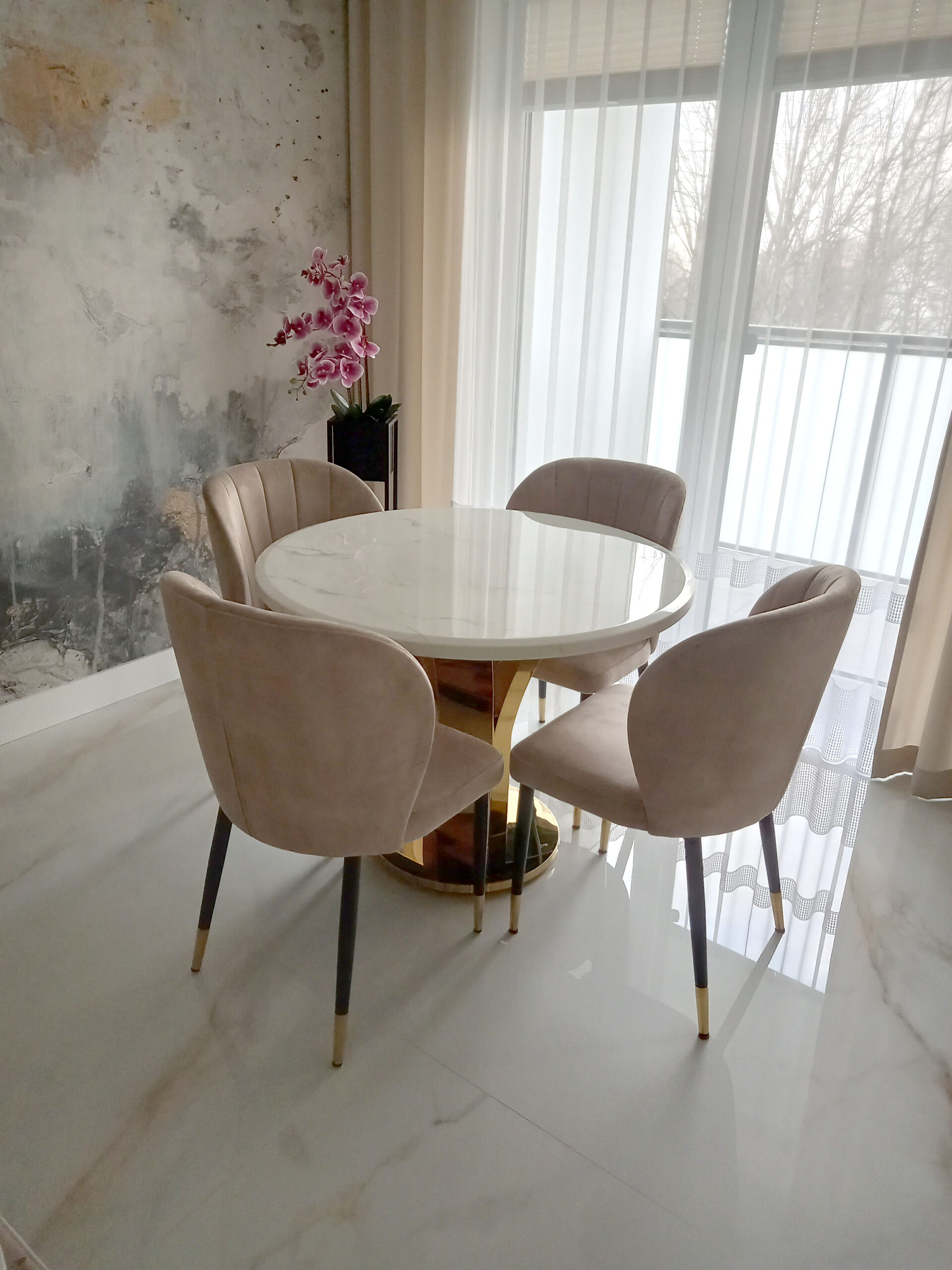 STÓŁ złoty okrągły do jadalni, unikatowy kształt podstawy, blat - konglomerat marmurowy, glamour OUTLET, piękny STÓŁ złoty okrągły do jadalni, unikatowy kształt podstawy, blat - konglomerat marmurowy, glamour OUTLET, piękny