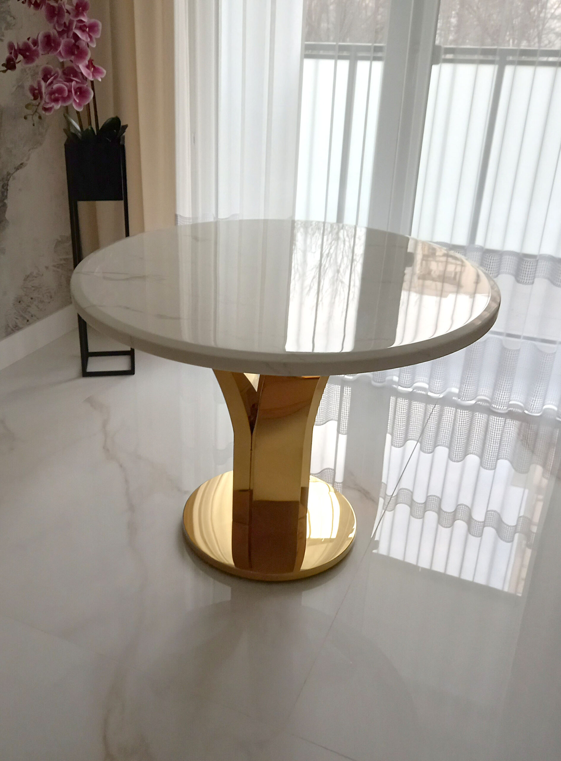 STÓŁ złoty okrągły do jadalni, unikatowy kształt podstawy, blat - konglomerat marmurowy, glamour OUTLET STÓŁ złoty okrągły do jadalni, unikatowy kształt podstawy, blat - konglomerat marmurowy, glamour OUTLET