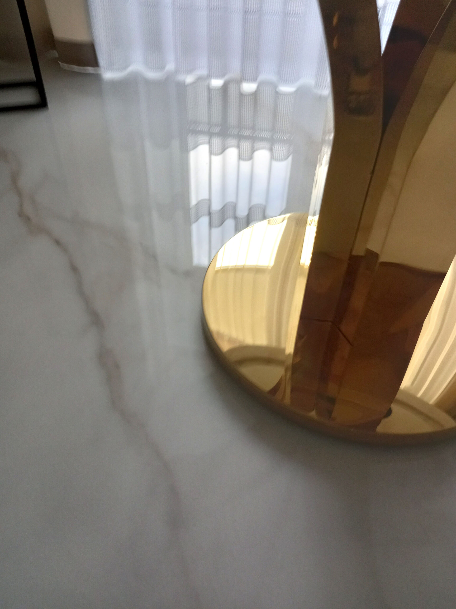 STÓŁ złoty okrągły do jadalni, unikatowy kształt podstawy, blat - konglomerat marmurowy, glamour OUTLET, stylowy STÓŁ złoty okrągły do jadalni, unikatowy kształt podstawy, blat - konglomerat marmurowy, glamour OUTLET, stylowy