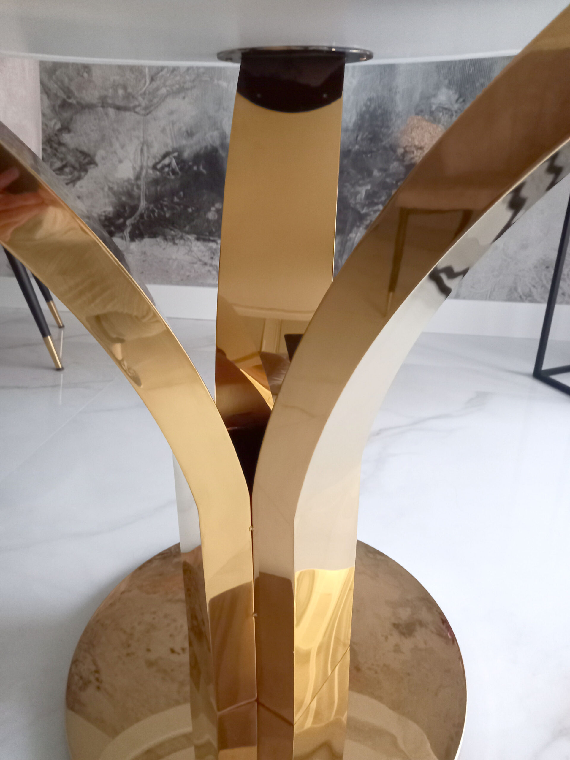 STÓŁ złoty okrągły do jadalni, unikatowy kształt podstawy, blat - konglomerat marmurowy, glamour OUTLET, wyjątkowy STÓŁ złoty okrągły do jadalni, unikatowy kształt podstawy, blat - konglomerat marmurowy, glamour OUTLET, wyjątkowy