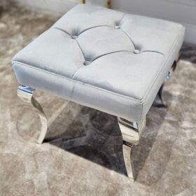 TABORET PUF Lyon tapicerowany, pikowany, szary welur, srebrne nogi, stal nierdzewna, glamour