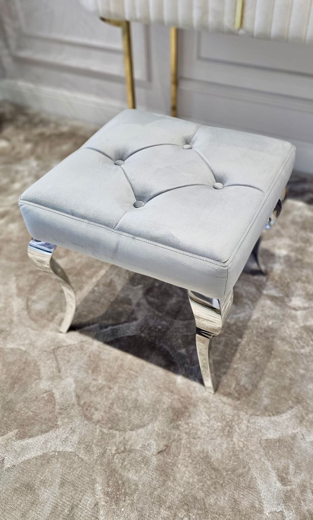 TABORET PUF Lyon tapicerowany, pikowany, szary welur, srebrne nogi, stal nierdzewna, glamour