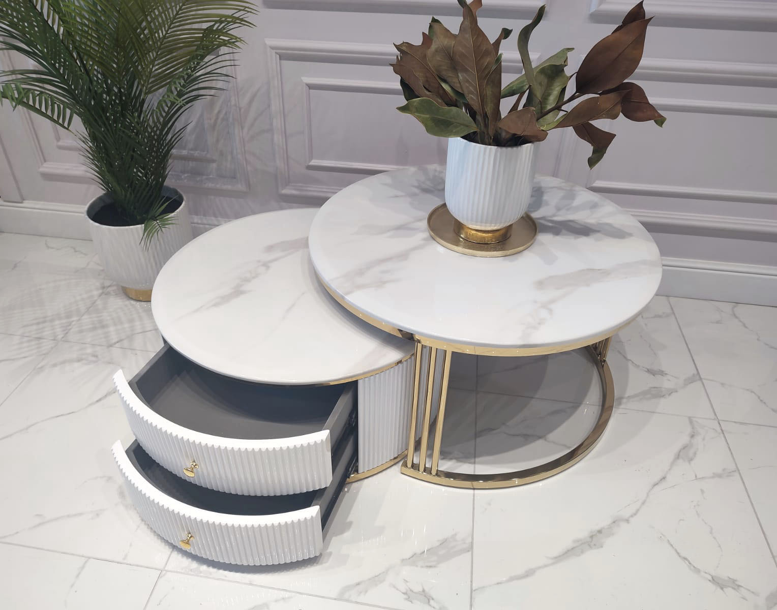 ZESTAW STOLIKÓW KAWOWYCH Anne 2w1, blat z konglomeratu marmurowego, ZŁOTY BŁYSZCZĄCY, ryflowany z szufladą, elegancki ZESTAW STOLIKÓW KAWOWYCH Anne 2w1, blat z konglomeratu marmurowego, ZŁOTY BŁYSZCZĄCY, ryflowany z szufladą, elegancki