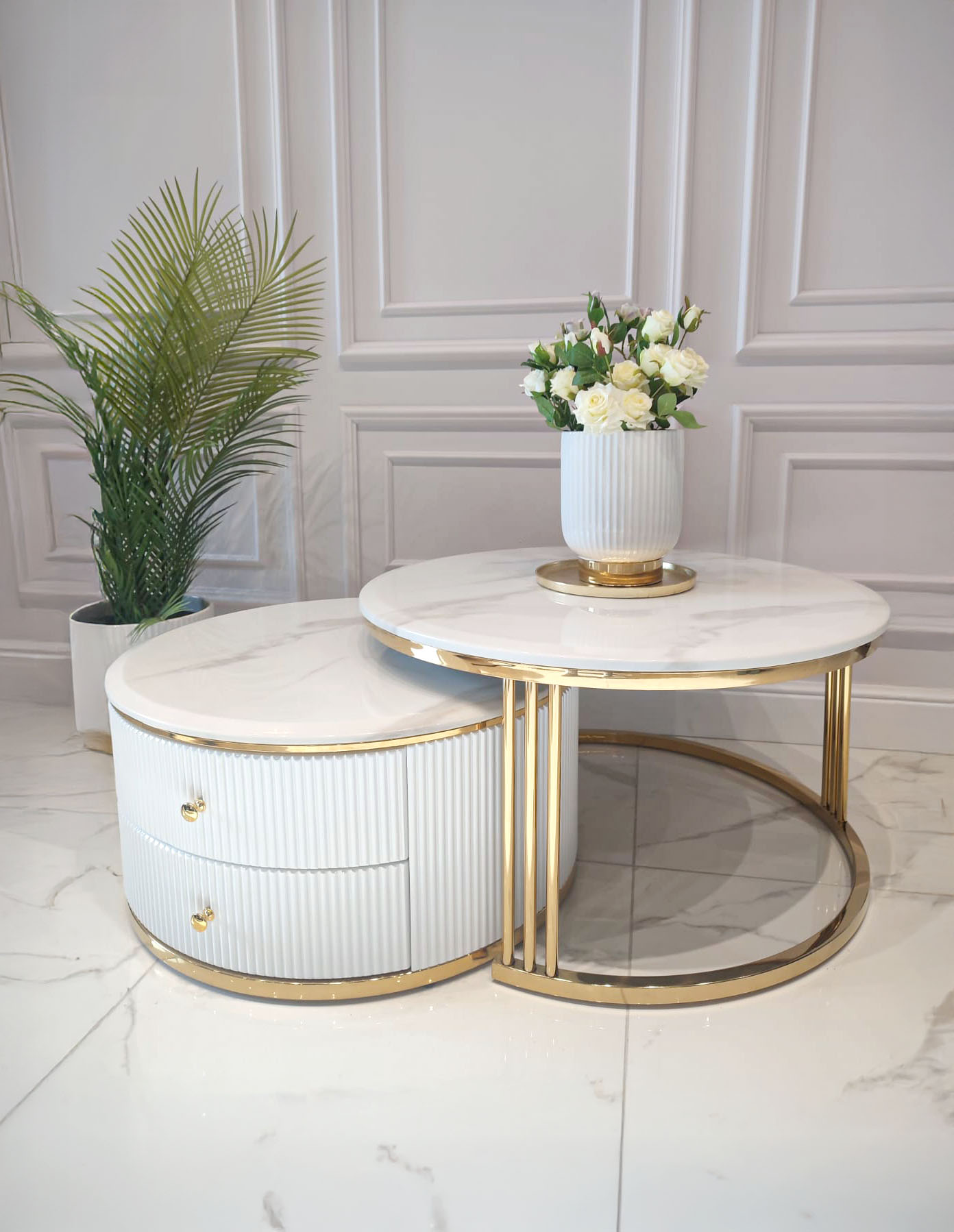 ZESTAW STOLIKÓW KAWOWYCH Anne 2w1, blat z konglomeratu marmurowego, ZŁOTY BŁYSZCZĄCY, ryflowany z szufladą ZESTAW STOLIKÓW KAWOWYCH Anne 2w1, blat z konglomeratu marmurowego, ZŁOTY BŁYSZCZĄCY, ryflowany z szufladą